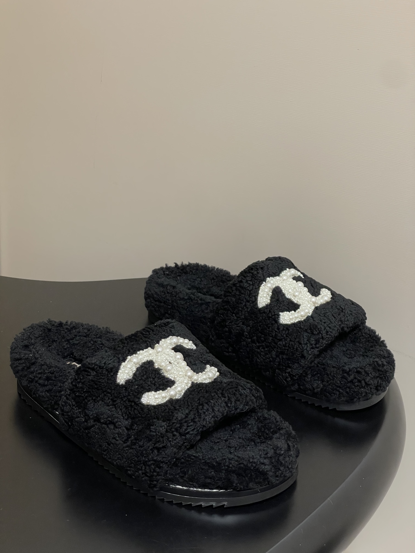 NO:484987,- 25Ss autumn and winter new Chanel Xiaoxiang classic double C pearl buckle wool slippers thick-soled fur shoes Muller fur slippers upper large pair of C adopts pearl craftsmanship, the whole shoe is furry and comfortable, and the feeling of footwear is even more lovely!  It's simply a handful of winter. Upper wool, inner foot mattress wool, original open mold rubber sole, size 35-39 (40.41 custom made without return or exchange), fur shoes, chanel, slippers19860909- 25Ss秋冬新款 Chanel 小香经典双C珍珠扣羊毛拖鞋厚底毛毛鞋穆勒毛拖鞋 鞋面大双C 采用珍珠工艺,整个鞋子毛茸茸的很舒服,上脚感更是要沦陷了超级爱！简直就是冬天里的一把. 鞋面羊毛 内里垫脚羊毛 鞋底原版开模橡胶大底 码数35-39（40.41定做不退换）,毛毛鞋拖鞋,chanel,slippers,Women's Shoes