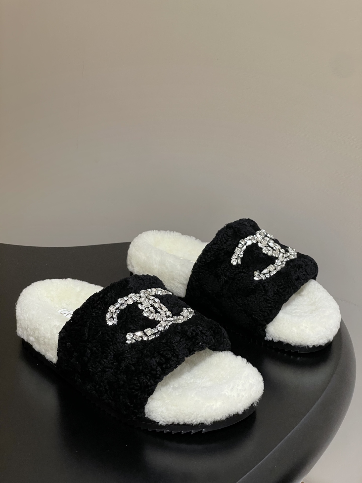 NO:484982,- 25Ss autumn and winter new Chanel Xiaoxiang classic double C crystal diamond buckle wool slippers thick-soled fur shoes Muller fur slippers upper large pair of C adopts diamond-setting technology, the whole shoe is furry and comfortable, and the feeling of footwear is even more lovely!  It's simply a handful of winter. Upper wool, inner foot mattress wool, original open mold rubber sole, size 35-39 (40.41 custom made without return or exchange), fur shoes, chanel, slippers19860909- 25Ss秋冬新款 Chanel 小香经典双C水晶钻扣羊毛拖鞋厚底毛毛鞋穆勒毛拖鞋 鞋面大双C 采用镶钻工艺,整个鞋子毛茸茸的很舒服,上脚感更是要沦陷了超级爱！简直就是冬天里的一把. 鞋面羊毛 内里垫脚羊毛 鞋底原版开模橡胶大底 码数35-39（40.41定做不退换）,毛毛鞋拖鞋,chanel,slippers,Women's Shoes