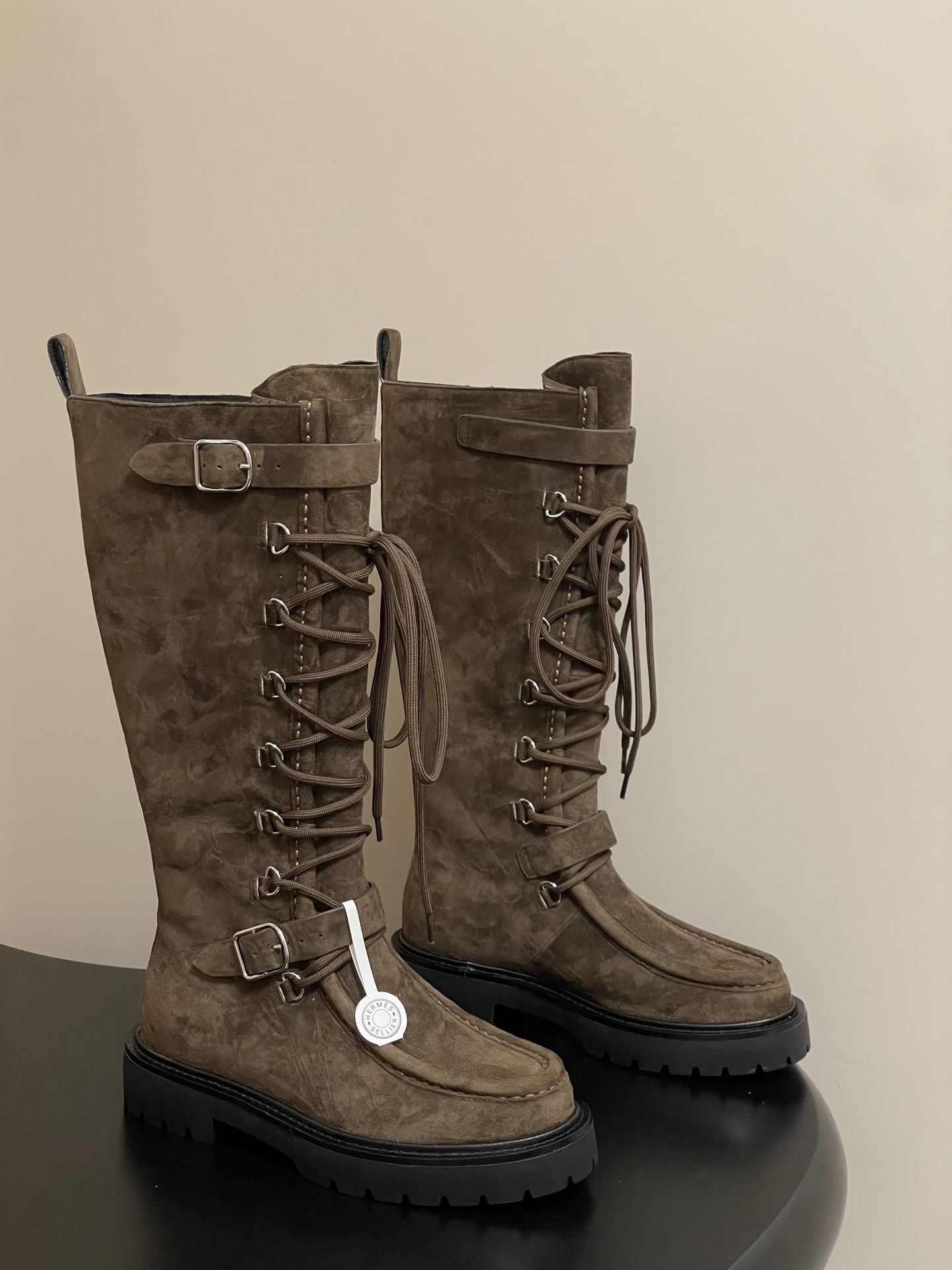 NO:484959,- Top quality Hermes 25Fw autumn and winter new model H home Landscape boot series motorcycle-style belt buckle knight boots lace-up thick sole straight boots classic and simple!  The design style of boots is usually classic and simple, focusing on the smoothness of the lines and the elegance of the shape. There is no too much complex decoration, but it can show noble and atmospheric characteristics. This simple beauty conforms to the brand's consistent high-end positioning, and also makes its products have a fashionable sense that transcends the era and can be popular for a long time. It presents a classic long-barrel style with smooth and natural lines, and can elegantly wrap the leg lines and show a slender leg outline. Whether it is matched with skirts or trousers, it has a unique flavor. Customized calfskin with uppers/high mercerized calfskin with inner foot padding calfskin sole genuine leather edge strips/original open mold TPU sole size 35-39 (40.41 custom-made without return and exchange), boots, hermes, hermes, boots, skirts, cowhide19860909-顶级品质 Hermes 爱马仕 25Fw秋冬新款 H家 Landscape长靴系列机车风皮带扣骑士靴系带厚底直筒长靴 经典简约！靴子的设计风格通常以经典、简约为主,注重线条的流畅性和造型的优雅感.没有过多繁杂的装饰,却能展现出高贵大气的特质,这种简约之美符合品牌一贯的高端定位,也使其产品具有跨越时代的时尚感,能够长久流行. 呈现出经典的长筒款式,线条流畅自然,能够优雅地包裹腿部线条,展现出修长的腿部轮廓,无论是搭配裙装还是裤装都别有一番风味. 鞋面定制小牛皮/高丝光牛反绒 内里垫脚牛皮 鞋底真皮沿条/原版开模TPU大底 码数35-39（40.41定做不退换）,靴子,hermes,hermes,boots,skirts,cowhide,Women's Shoes