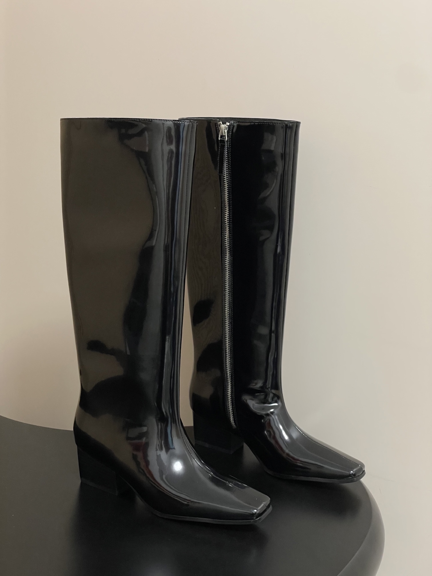 NO:486046,- 25s autumn and winter new HIDEMI minimalist style square toe thick heel long boots side zipper straight knight boots with a simple and elegant design, interpreting the classic rules, and can be matched with a variety of styles of clothing to meet the needs of different occasions. Classic and versatile black and white color scheme, beautiful!  Very good to wear!  Fashionable people get it!  Upper beaded cowhide/cowhide/high mercerized cow back velvet inner foot pad sheepskin sole molded rubber sole heel height 5cm size 35-39 (40.41 custom made without return), boots, boots, cowhide, sheepskin19860909- 25s秋冬新款HIDEMI 极简风方头粗跟长靴侧拉链直筒骑士靴 以简约不失优雅的设计,诠释着经典法则,能搭配多种风格服饰,满足不同场合的穿着需求.经典百搭黑白配色,好看！好穿！时髦精纷纷get！ 鞋面开边珠牛皮/牛皮/高丝光牛反绒 内里垫脚羊皮 鞋底开模橡胶大底 跟高5cm 码数35-39（40.41定做不退换）,靴子,boots,cowhide,sheepskin,Women's Shoes