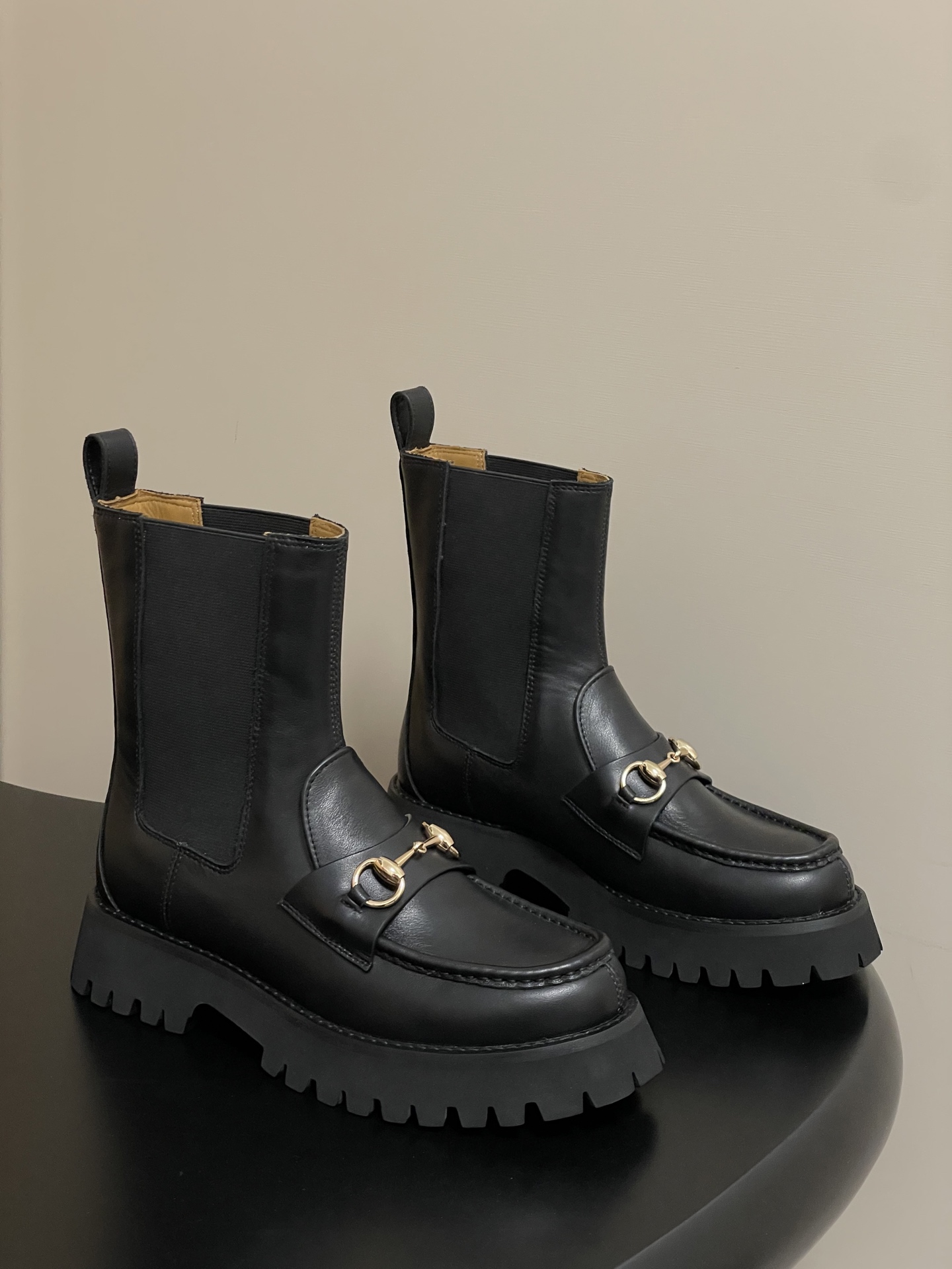 NO:486011,- 2025 autumn and winter new Gucci Gucci horse buckle ankle boots Maillard color thick-soled Chelsea one-foot elastic boots retro modern boots This ankle boot embellishes Gucci's classic element horse buckle details, paying tribute to the brand's equestrian origin. It is carefully crafted with smooth suede material and matched with light gold tones, the design feels more intense. It is ingeniously integrated with fashionable elements in the design of boots and soft tops, and is matched with lightweight rubber grooved soles, complementing the elegant silhouette. Inject a delicate and exquisite atmosphere into daily shoes. Upper cowhide/high mercerized beef reverse velvet inner foot pad cowhide sole genuine leather edge strip/combined rubber foamed sole 4.5cm thick sole 35-39 (40.41.42 custom-made non-return and exchange), boot semi-toring, gucci, gucci, boots, cowhide19860909- 2025秋冬新款Gucci 古驰马衔扣踝靴美拉德色系厚底切尔西一脚蹬松紧带靴子复古摩登短靴 这款踝靴缀饰Gucci的经典元素马衔扣细节,致敬品牌的马术本源.采用光滑绒面材质精心打造,搭配浅金色调配件,设计感倍增. 匠心融蕴靴子和软帮鞋设计中的时尚元素,配以轻质橡胶沟纹鞋底,与优雅廓形相得益彰.为日常鞋款注入精致考究气息. 鞋面牛皮/高丝光牛反绒 内里垫脚牛皮 鞋底真皮沿条/组合橡胶发泡大底 底厚4.5cm 码数35-39（40.41.42定做不退换）,靴子半拖,gucci,gucci,boots,cowhide,Women's Shoes