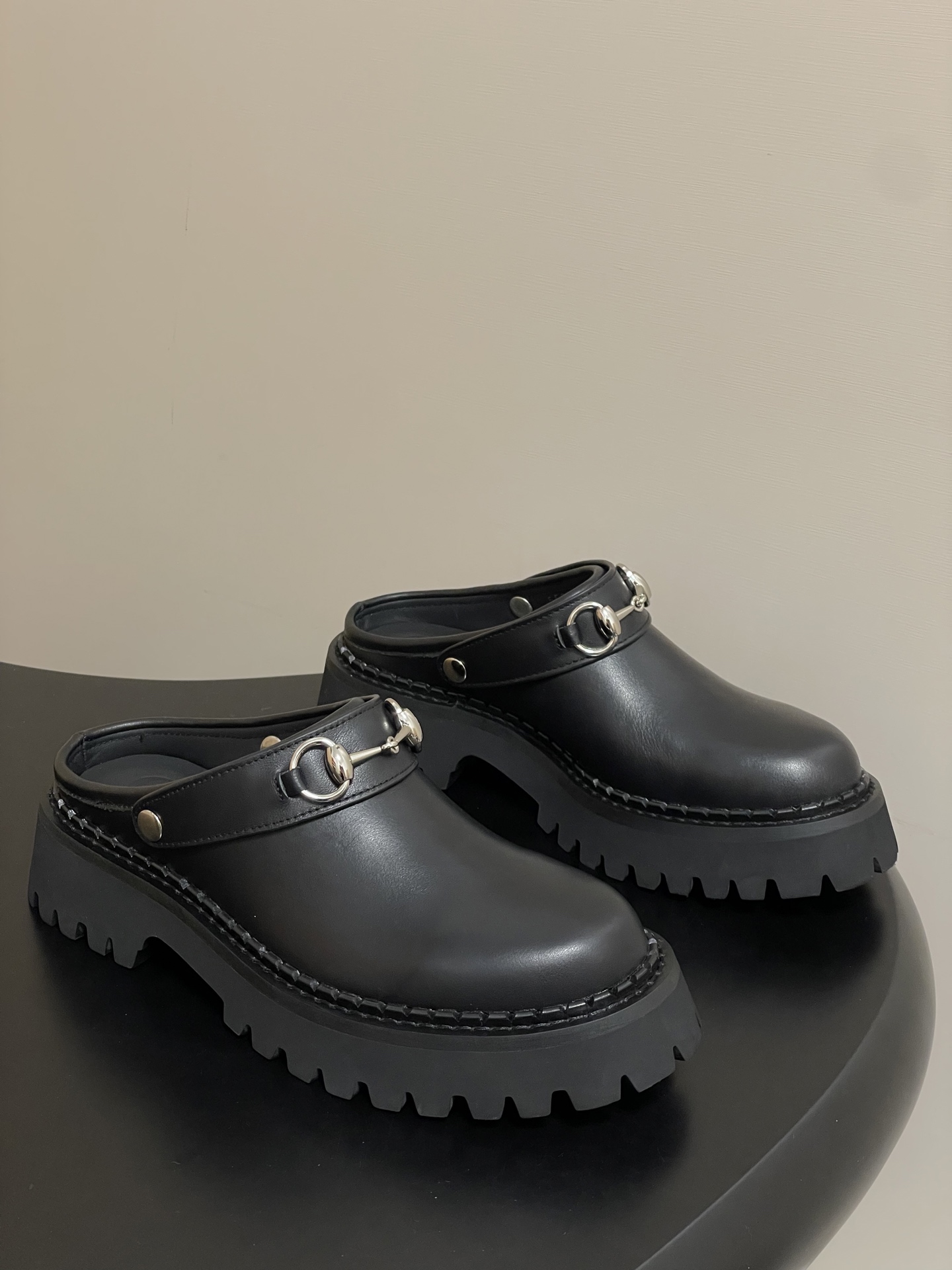 NO:486024,- 2025 autumn and winter new Gucci Gucci horse-bit mules Maillard color thick-soled half-slippers retro modern sandals for two-piece lazy brennifers This mules embellish the classic elements of Gucci horse-bit details, paying tribute to the brand's equestrian origin. It is carefully crafted with smooth suede material and matched with light gold tones, which doubles the design sense. Craftsmanship integrates the fashionable elements of the boots and soft tops design, and is matched with lightweight rubber grooved soles, complementing the elegant silhouette. Inject a delicate and exquisite atmosphere into daily shoes. Upper cowhide/high mercerized cowhide inner foot pad cowhide sole genuine leather edge strip/combined rubber foamed outsole bottom 4.5cm thick  Number of codes 35-39 (40.41.42 custom-made non-return and exchange), boot semi-toring, gucci, gucci, boots, slippers, cowhide19860909- 2025秋冬新款Gucci 古驰马衔扣穆勒鞋美拉德色系厚底半拖鞋复古摩登凉拖鞋可两穿懒人勃肯鞋 这款穆勒鞋缀饰Gucci的经典元素马衔扣细节,致敬品牌的马术本源.采用光滑绒面材质精心打造,搭配浅金色调配件,设计感倍增. 匠心融蕴靴子和软帮鞋设计中的时尚元素,配以轻质橡胶沟纹鞋底,与优雅廓形相得益彰.为日常鞋款注入精致考究气息. 鞋面牛皮/高丝光牛反绒 内里垫脚牛皮 鞋底真皮沿条/组合橡胶发泡大底 底厚4.5cm 码数35-39（40.41.42定做不退换）,靴子半拖,gucci,gucci,boots,slippers,cowhide,Women's Shoes