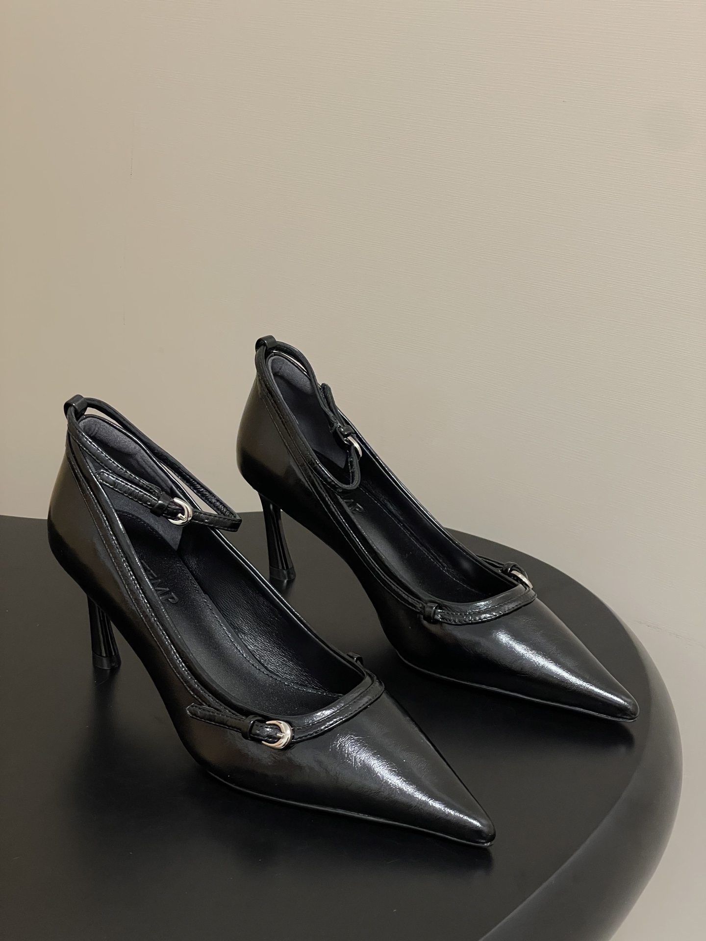 NO:488085,- 25ss early autumn new COTEMP pointed-toe wristband high heels minimalist style buckle horseshoe stiletto shoes. The shoe body is made of pointed toe boat-shaped shape that is more in line with the characteristics of Asian foot, making it more slender. The upper is made of cowhide or sheep suede, and the genuine leather sole creates a high-quality texture, while ensuring a comfortable foot feeling for long-term wear. A belt is wrapped around the mouth of the shoe, and a delicate metal buckle is matched to add a delicate and detailed feeling to the simple upper. It can be matched with jeans to cover part of the upper to expose the metal buckle design, or matched with stockings to outline the slender ankles. It presents an elegant and chic style. 7cm slim horseshoe high heels visually extend the leg lines and highlight the feminine temperament. Upper calfskin/sheel leather inner foot pad sheepskin sole Italian leather outsole heel height 7cm  Size 35-39 (40.41 custom made without return), high heels, jeans, cowhide, sheepskin, sheep, chamois leather, Leather soles19860909- 25ss早秋新款COTEMP 尖头腕带高跟鞋极简风带扣马蹄细高跟单鞋 鞋身采用更符合亚洲人足部特征的尖头船状形态,更显纤长.鞋面采用牛皮或羊麂皮制作,真皮鞋底打造高级质感外观,同时确保长时间穿着的舒适脚感.鞋口处环绕一圈皮带,搭配精巧的金属扣,为简约鞋面增加精致细节感.可搭配牛仔裤遮住部分鞋面露出金属扣设计,或与丝袜搭配勾勒纤细脚踝.呈现优雅的别致风格.7cm纤细马蹄高跟,视觉上延长修饰腿部线条,凸显女性气质. 鞋面小牛皮/羊猄皮 内里垫脚羊皮 鞋底意大利真皮大底 跟高7cm 码数35-39（40.41定做不退换）,高跟鞋单鞋,high heels,jeans,cowhide,sheepskin,sheep,chamois leather,Leather soles,Women's Shoes