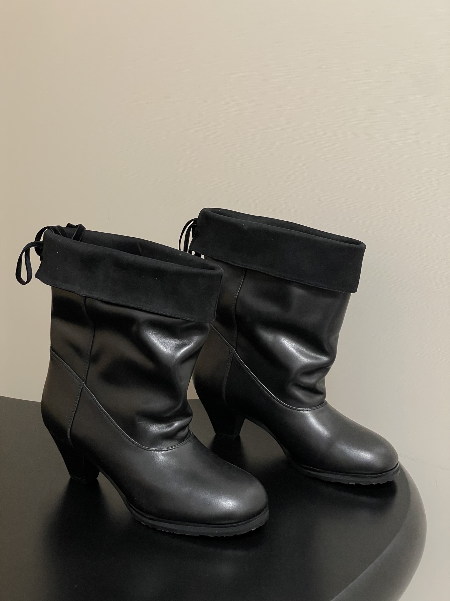 NO:488069,- 25ss autumn and winter new COTEMP folded round toe pleated boots commuting boots high heel pile boots retro thick heel wide boots Continuing COTEMP design and development Regalo is exquisite round toe boots, with the upper covered by fine cowhide leather, the proportion of the boot is widened, soft and stackable with a lazy temperament, the shoe body is simple and refined, and the double rows of fine stitching creates exquisite details. The rubber sole is matched with a 5cm in-collapse small thick heel design, which is anti-slip and stable, presenting a neutral and neat modern style in autumn and winter. The selected suede fabric inside has a soft touch, revealing a delicate texture when folded, and the suede and leather form a gloss contrast; the back of the boot is decorated with velvet texture, which can slightly adjust the size of the tie. The slack and fashionable feeling is played with. The slack and cool saucy~ The pleated boots have a casual atmosphere  The folding design hides a trick. The street feels fashionable when you put your feet on. Pair your pants and skirts can be a hit!  Upper calfskin inner foot pad sheepskin, sole open mold rubber outsole, heel height 5cm, size 35-39 (40.41 custom made without return), boots, boots, skirts, cowhide, sheepskin, chamois leather19860909- 25ss秋冬新款COTEMP翻折圆头褶皱靴 通勤短靴 高跟堆堆靴复古粗跟宽筒短靴 延续COTEMP 设计开发的Regalo 精巧圆润鞋头,鞋面由细纹牛皮覆盖,靴筒比例加宽,柔软可堆叠自带慵懒气质,鞋身拼接简约精练,双排细密缝线打造精致细节.橡胶鞋底搭配5cm内收型小粗跟设计,防滑稳健,呈现秋冬中性利落的摩登风格. 内里精选的麂皮绒面料,触感柔软,翻折穿着时显露出细腻的纹理,绒面与皮面形成光泽对比;靴筒后侧点缀丝绒质地的绑带,可轻微调节束口大小. 拿捏松弛时髦感 把松弛与酷飒玩明白了～ 褶皱靴筒自带随性氛围 翻折设计藏着小心机 上脚瞬间拉满街头时髦感 搭裤子 裙装都能炸场 ！ 鞋面小牛皮 内里垫脚羊皮 鞋底开模橡胶大底 跟高5cm 码数35-39（40.41定做不退换）,靴子,boots,skirts,cowhide,sheepskin,chamois leather,Women's Shoes