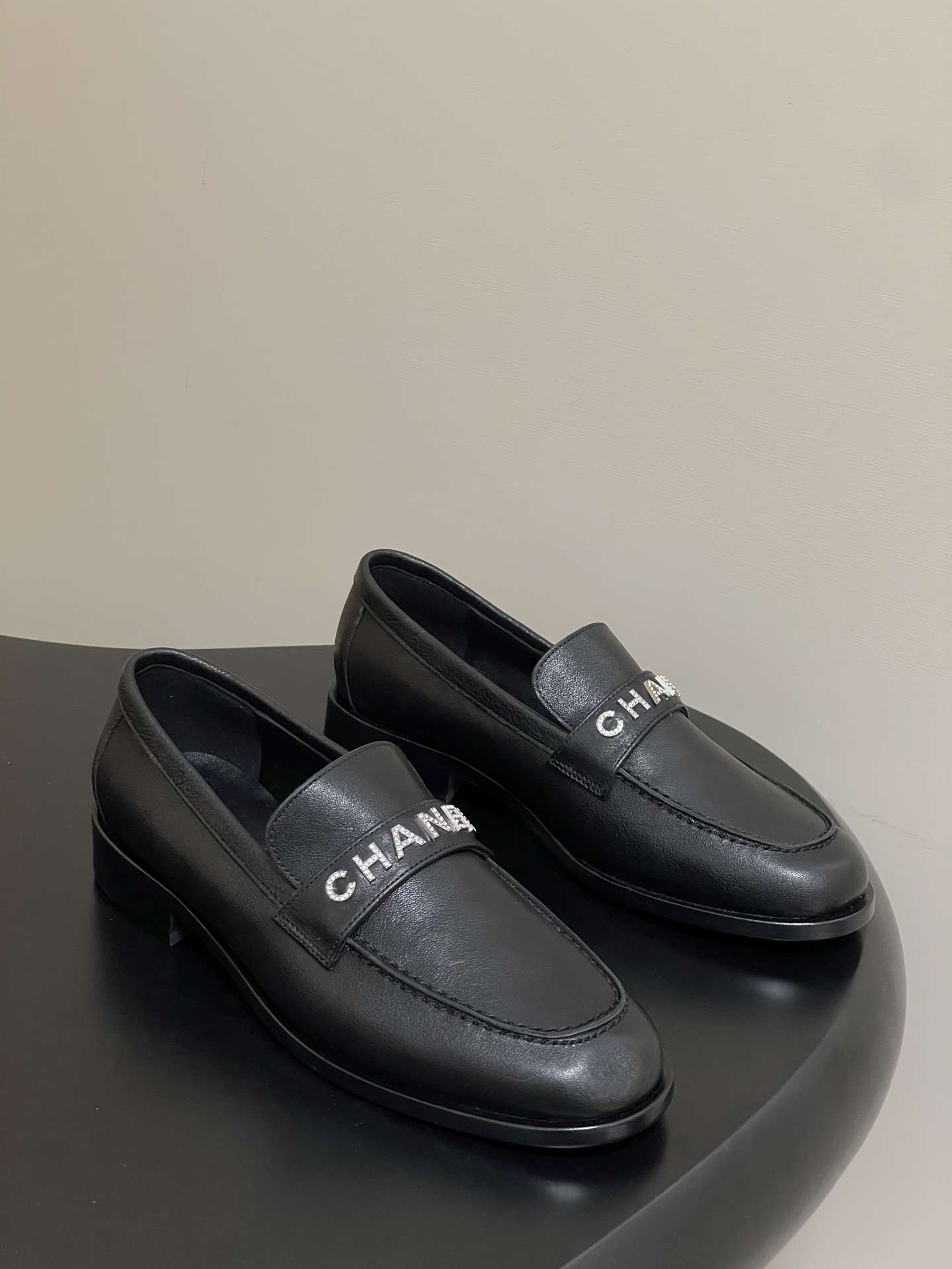 NO:488040,- New Chanel Xiaoxiang 25B Crystal Diamond Double C-buckle Loafers Thick-soled Muller Semi-slippers The upper is decorated with classic elements C-buckles, and the thick heel design echoes the front and back of the double C-buckles!  It can be worn all year round. No matter when you take it out, it will be so high-end and attractive. Shopping and attracting attention!  Easy to wander in commuting and leisure occasions, be a casual and fashionable and elegant woman~ Cowhide upper, inner footbed sheepskin, soles, Italian A-grade leather outsole, size 35-39 (40.41 custom made without return), loafers semi-trailer, chanel, loafers, slippers, cowhide, sheepskin, Leather soles19860909- 早秋新款 Chanel 小香25B 水晶钻双C扣乐福鞋厚底穆勒半拖鞋 鞋面饰以经典元素水晶钻双C扣,粗跟设计与双C扣前后呼应！一年四季皆可穿 不管什么时候拿出来搭配都贼高级耐看 逛街压马路赚足眼球！轻松游走于通勤和休闲场合 做个漫不经心的时髦优雅女子～ 鞋面牛皮 内里垫脚羊皮 鞋底意大利A级真皮大底 码数35-39（40.41定做不退换）,乐福鞋半拖,chanel,loafers,slippers,cowhide,sheepskin,Leather soles,Women's Shoes
