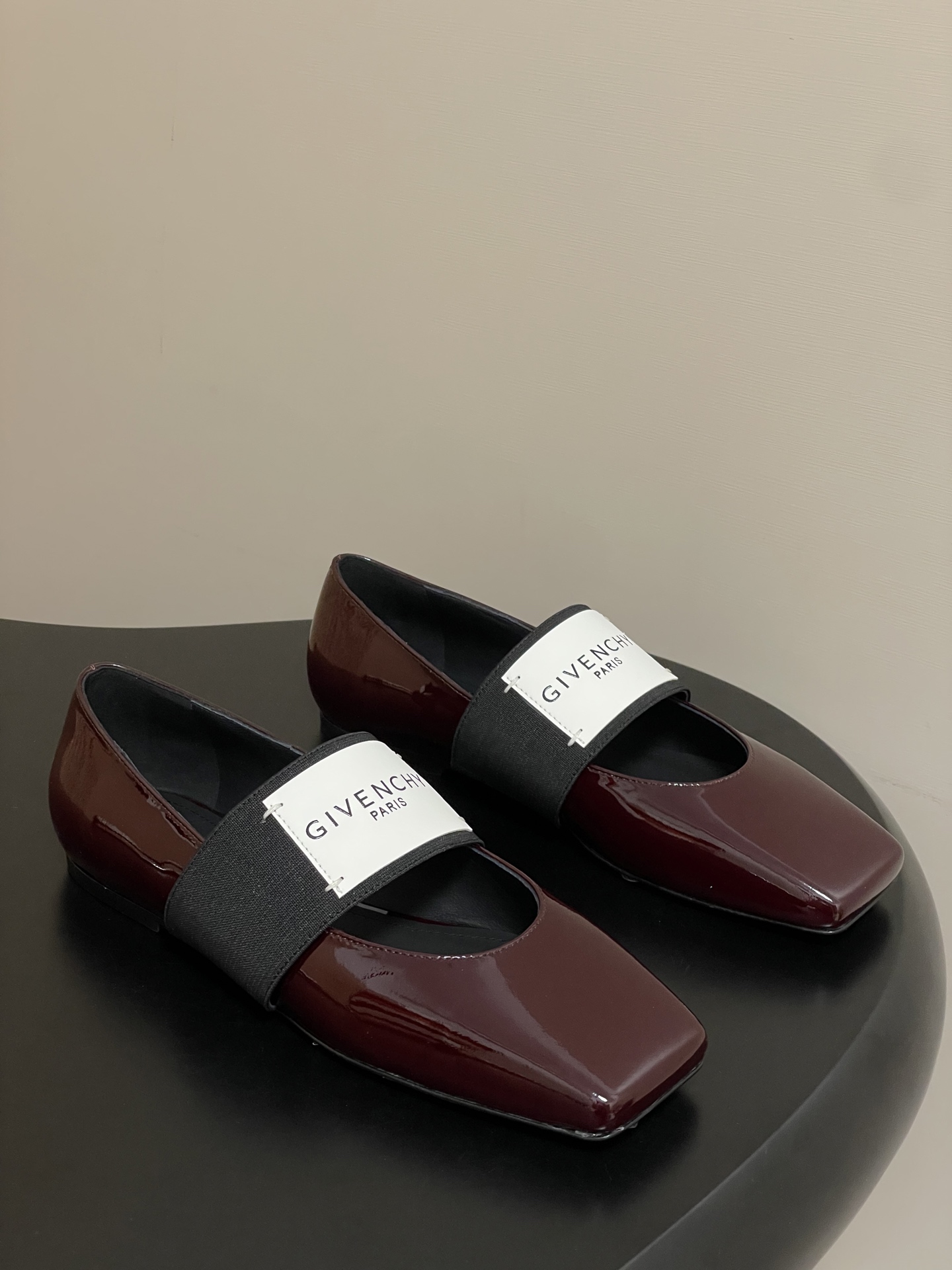 Givenchy Ballerines Sliced Square en Cuir Verni Bordeau avec Logo - Élégance et Confort