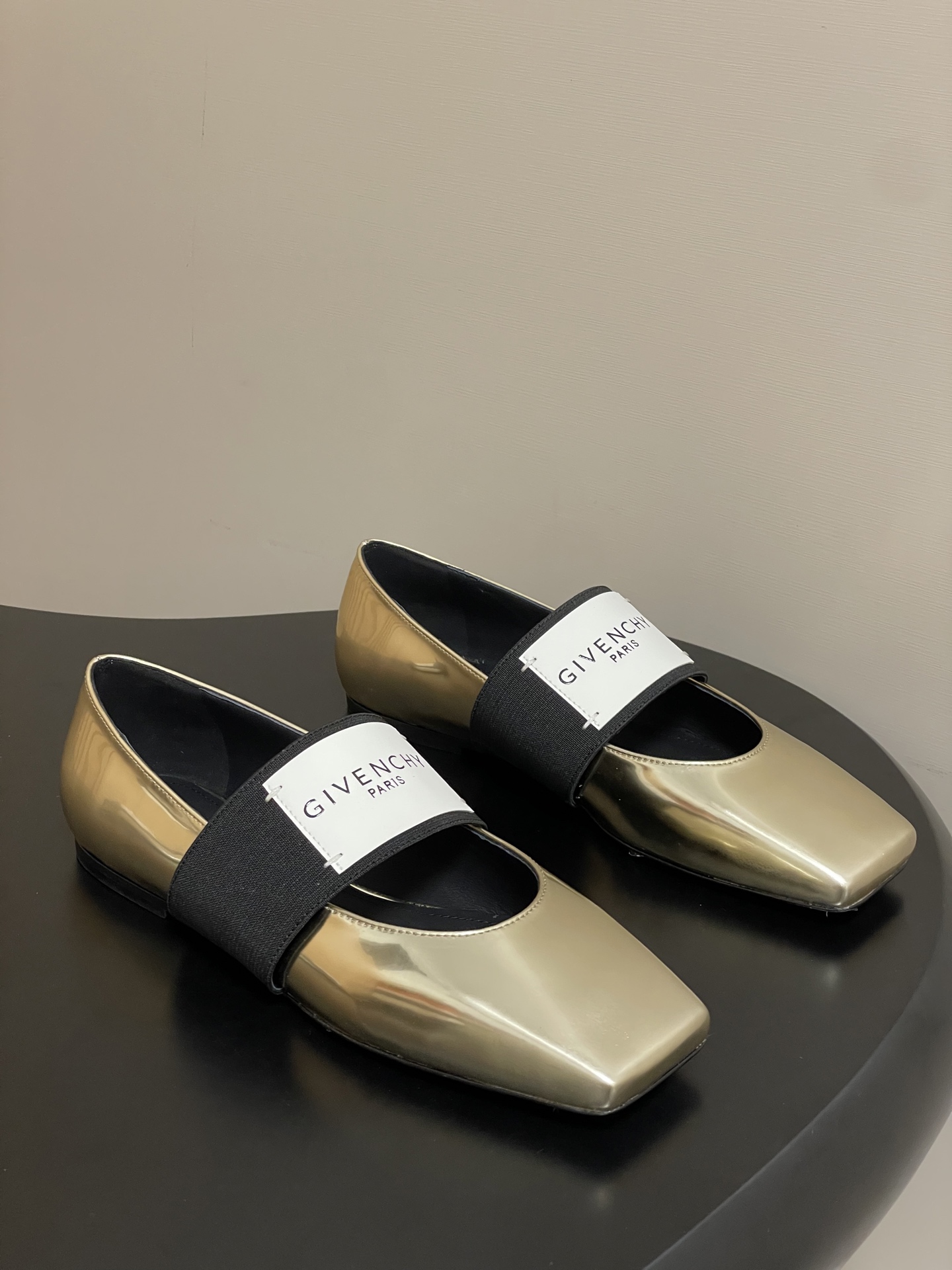 Givenchy Sliced Square Ballerina Schoenen - Gouden Lakschoen met Elastische Band