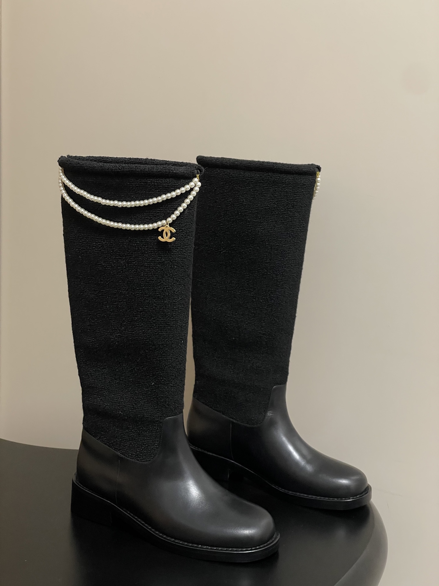 NO:488024,-High version, new autumn and winter style, Chanel Xiaoxiang 25B new four-leaf clover double C button pearl chain boots, straight boots, knight boots. The iconic double C elements are cleverly combined with the lucky four-leaf clover, and the decoration of the chain adds a sense of casualness and unruly to the boots!  While walking, the chain sways gently exudes a unique charm. The design of short boots is simple and elegant. The right height of the boots can modify the ankle lines and show the elegance and ability of women. The long boots show their grandeur and nobleness, not only keep warm but also have a strong aura. They easily become the focus of attention. Whether it is a casual and fashionable daily style with jeans, or a dress to attend important occasions, this series of boots can be easily controlled, adding a lot of points to the overall outfit!  Upper cowhide/custom fabric inner foot pad sheepskin sole Italian thickened leather outsole size 35-39 (40.41 custom made without return), boots, chanel, boots, skirts, jeans, cowhide, sheepskin, Leather soles19860909-高版本 秋冬新款 Chanel小香25B新品四叶草双C扣珍珠链条长靴一脚蹬直筒靴骑士靴 标志性的双C元素与幸运的四叶草巧妙结合,链条的装饰为靴子增添了一份随性与不羁！ 在行走间 链条轻轻晃动 散发着独特的魅力. 短靴的设计简洁大方 恰到好处的靴筒高度,能够修饰脚踝线条 展现出女性的优雅与干练. 而长靴则尽显大气与高贵,不仅保暖 ,气场十足.轻松成为众人瞩目的焦点. 无论是搭配牛仔裤打造休闲时尚的日常造型,还是与连衣裙组合 出席重要场合.这一系列靴子都能轻松驾驭 为整体穿搭加分不少！ 鞋面牛皮/定制布料 内里垫脚羊皮 鞋底意大利加厚真皮大底 码数35-39（40.41定做不退换）,靴子,chanel,boots,skirts,jeans,cowhide,sheepskin,Leather soles,Women's Shoes