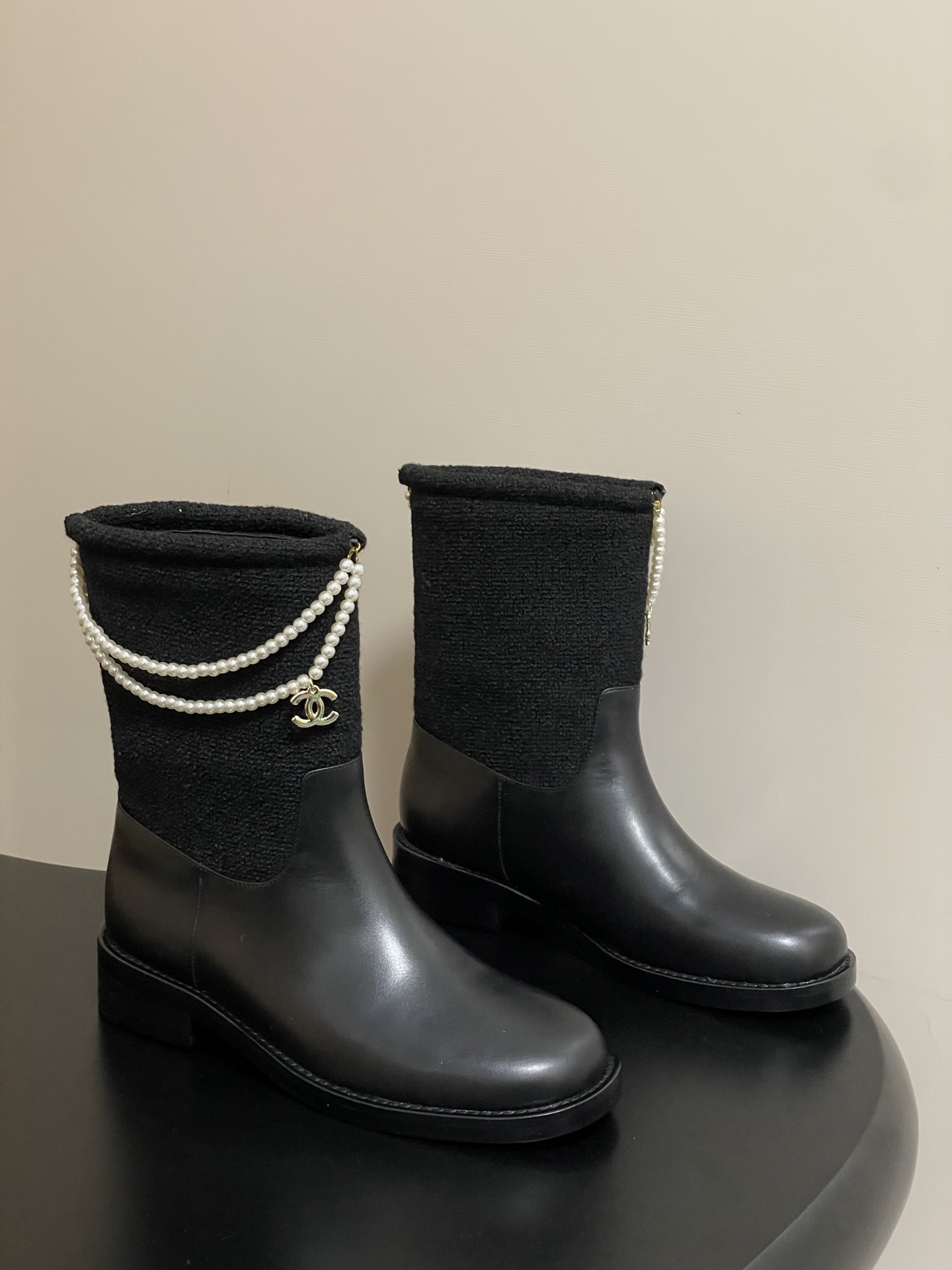 NO:488032,-High version, new autumn and winter style, Chanel Xiaoxiang 25B new four-leaf clover double C button pearl chain short boots, one foot short ankle boots, the iconic double C elements and the lucky four-leaf clover are cleverly combined, and the decoration of the chain adds a sense of casualness and unruly to the boots!  While walking, the chain sways gently exudes a unique charm. The design of short boots is simple and elegant. The right height of the boots can modify the ankle lines and show the elegance and ability of women. The long boots show their grandeur and nobleness, not only keep warm but also have a strong aura. It easily becomes the focus of everyone's attention. Whether it is a casual and fashionable daily style with jeans, or a dress to attend important occasions, this series of boots can be easily controlled, adding a lot of points to the overall outfit!  Upper cowhide/custom fabric inner foot pad sheepskin sole Italian thickened leather outsole size 35-39 (40.41 custom made without return), boots, chanel, boots, skirts, jeans, cowhide, sheepskin, Leather soles19860909-高版本 秋冬新款 Chanel小香25B新品四叶草双C扣珍珠链条短靴一脚蹬短筒踝靴 标志性的双C元素与幸运的四叶草巧妙结合,链条的装饰为靴子增添了一份随性与不羁！ 在行走间 链条轻轻晃动 散发着独特的魅力. 短靴的设计简洁大方 恰到好处的靴筒高度,能够修饰脚踝线条 展现出女性的优雅与干练. 而长靴则尽显大气与高贵,不仅保暖 ,气场十足.轻松成为众人瞩目的焦点. 无论是搭配牛仔裤打造休闲时尚的日常造型,还是与连衣裙组合 出席重要场合.这一系列靴子都能轻松驾驭 为整体穿搭加分不少！ 鞋面牛皮/定制布料 内里垫脚羊皮 鞋底意大利加厚真皮大底 码数35-39（40.41定做不退换）,靴子,chanel,boots,skirts,jeans,cowhide,sheepskin,Leather soles,Women's Shoes