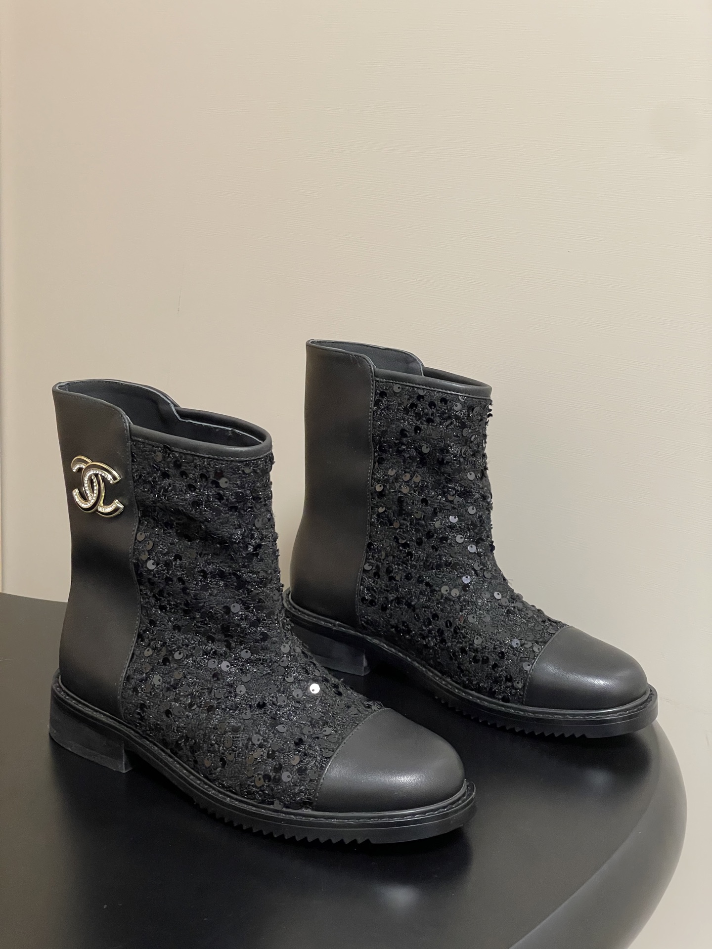 NO:488063,- 25FW autumn and winter new Chanel small fragrance C-button short boots, woolen short tube ankle boots, thick-soled short boots, comfortable and lazy but not losing their attitude towards life, versatile shoe style, easy to meet daily travel needs!  The random matching is unique and advanced, and experience various styles!  Upper cowhide / custom wool cloth inner foot pad sheepskin sole combination rubber outsole size 35-39 (40 custom made without return), boots, chanel, boots, cowhide, sheepskin19860909- 25FW秋冬新款Chanel小香双C扣短靴 毛呢短筒及踝靴厚底短靴 舒适慵懒却不失生活态度 百搭鞋型 日常出行需求轻松满足！随意搭配都很独特高级,体验各种不同的风格！ 鞋面牛皮/定制毛呢布 内里垫脚羊皮 鞋底组合橡胶大底 码数35-39（40定做不退换）,靴子,chanel,boots,cowhide,sheepskin,Women's Shoes