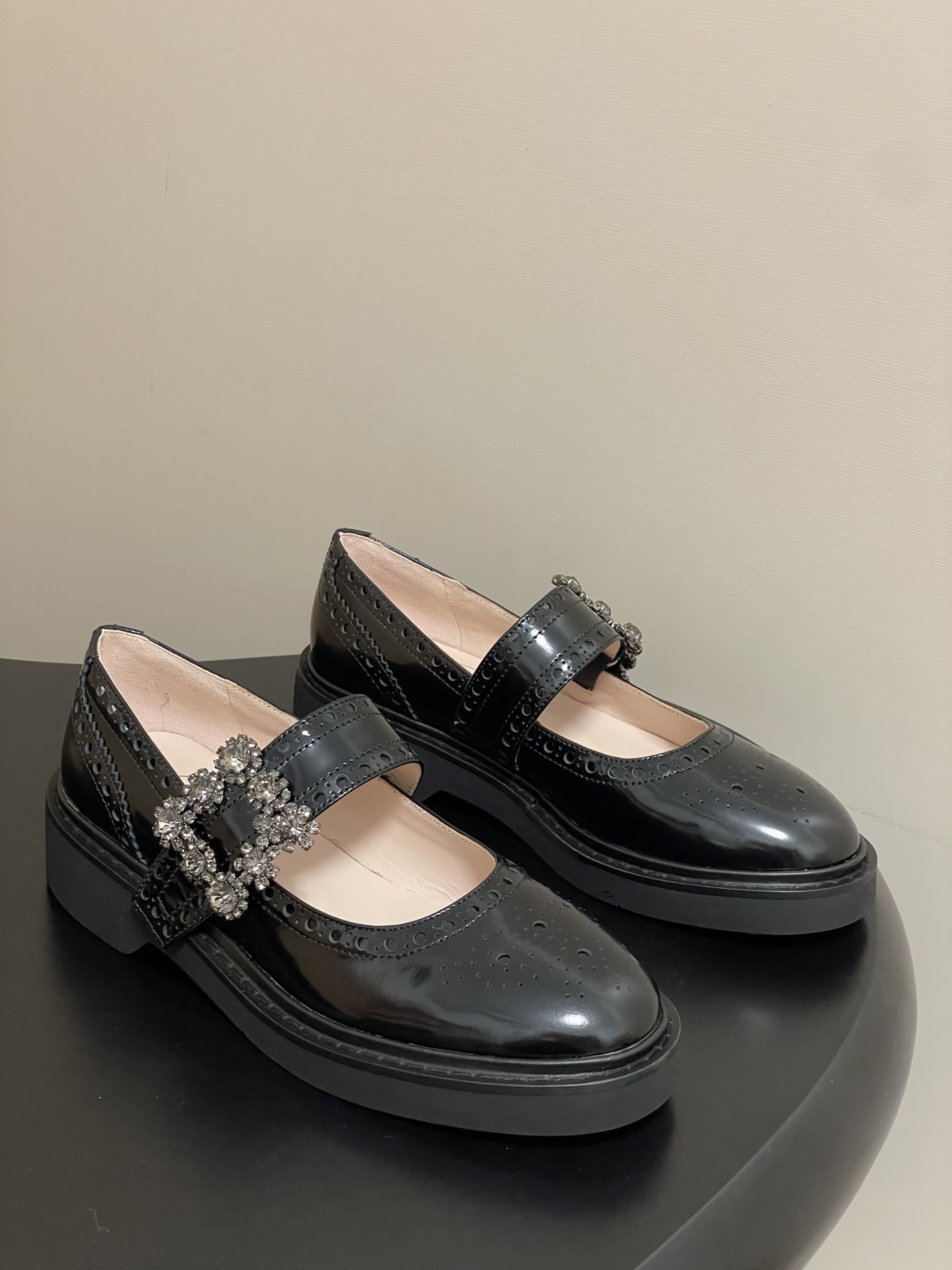 NO:488099,- Top quality 2025 early autumn new Roger vivier Roger Vivier RV Viv' Rangers Brock Gray Diamond Buckle Mary Jane Shoes Retro Carved Thick Sole Single Shoes Classic Brock Carved Design, Full of Layer. Retro Fashion British Style, Focus on Comfort, Soft Leather!  Viv'Rangers adds urban fashion elements to the traditional design. This Mary Jane shoes are made of shiny leather (calf leather). The perforated carving design is elegant and elegant, embellished with shiny diamond buckles, showing the exquisite ladylike temperament. It is a very special retro gray diamond Mary Jane shoes!  How can the dark diamond buckle be so cute!  Low-key, restrained and versatile. Who doesn't have it? The bottom is 4cm thick. Paired with a small skirt. Pants are suitable for both. It is taller and does not tiring your feet. Customized upper with an open-edge beaded cowhide. Inner footbed sheepskin. The sole is genuine leather edge strip/de-die foam rubber outsole. Heel height is 4cm. Size 35-39 (40 custom made without return). Mary Jane, roger vivier, mary jane, skirts, cowhide, sheepskin19860909-顶级品质 2025早秋新款 Roger vivier 罗杰维维亚 RV Viv' Rangers 布洛克灰钻扣玛丽珍鞋复古雕花厚底单鞋 经典的布洛克 雕花设计,层次感十足.复古 时尚 英伦风,注重舒适,皮质柔软！ Viv'Rangers在传统设计基础上增添都市时尚元素,本款玛丽珍鞋以闪亮皮革(小牛皮)制成,穿孔雕花设计斯文优雅,点缀闪亮钻扣,尽显精致淑女气质,很特别的复古灰钻玛丽珍鞋！ 暗色小钻扣怎么可以这么可爱！ 低调内敛还百搭 到底谁还没有拥有 底厚4cm 搭配小裙子 裤子皆宜 增高的同时又不累脚 鞋面定制开边珠牛皮 内里垫脚羊皮 鞋底真皮沿条/开模发泡橡胶大底 跟高4cm 码数35-39（40定做不退换）,玛丽珍,roger vivier,mary jane,skirts,cowhide,sheepskin,Women's Shoes