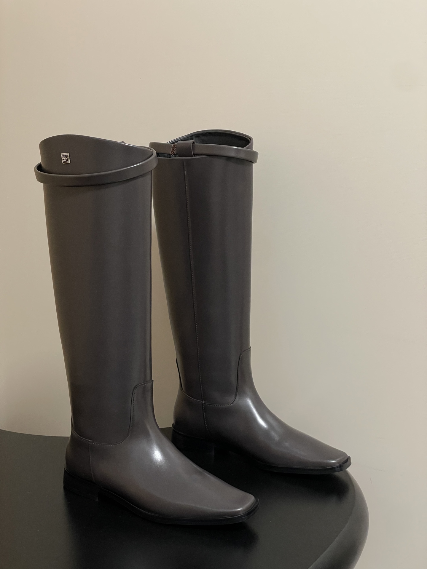 NO:489009,- Toteme 2025ss Autumn and Winter Beautiful Square-toed Knight Boots Minimalist Style Straight Boots Super popular niche trendy brand!  This is also beautiful, with aura of two meters, legs without limit, simple and cold style, versatile and versatile!  The Riding Boot is called this year's winning boots!  It is definitely the best work this year. You must get the beauty of the square head~ Don’t pick any leg shapes. It is really a versatile ~ Private mold hardware buckle... Imported cowhide upper, inner foot pad sheepskin, sole genuine leather outsole, size 35-39 (40.41 custom made without return), boots, boots, cowhide, sheepskin, Leather soles19860909- Toteme 2025ss秋冬绝美方头骑士靴极简风一脚蹬直筒长靴 超火小众潮牌！ 这也tei好看呐 气场两米八 腿长无极限 简约冷淡风 百搭百搭！The Riding Boot 这双称为今年绝杀战靴 ！ 绝对是今年最最最佳之作 一定要Get到方头的美～ 不挑任何腿型 真的是百搭中的百搭 ～私模五金扣… 鞋面进口牛皮 内里垫脚羊皮 鞋底真皮大底 码数35-39（40.41定做不退换）,靴子,boots,cowhide,sheepskin,Leather soles,Women's Shoes