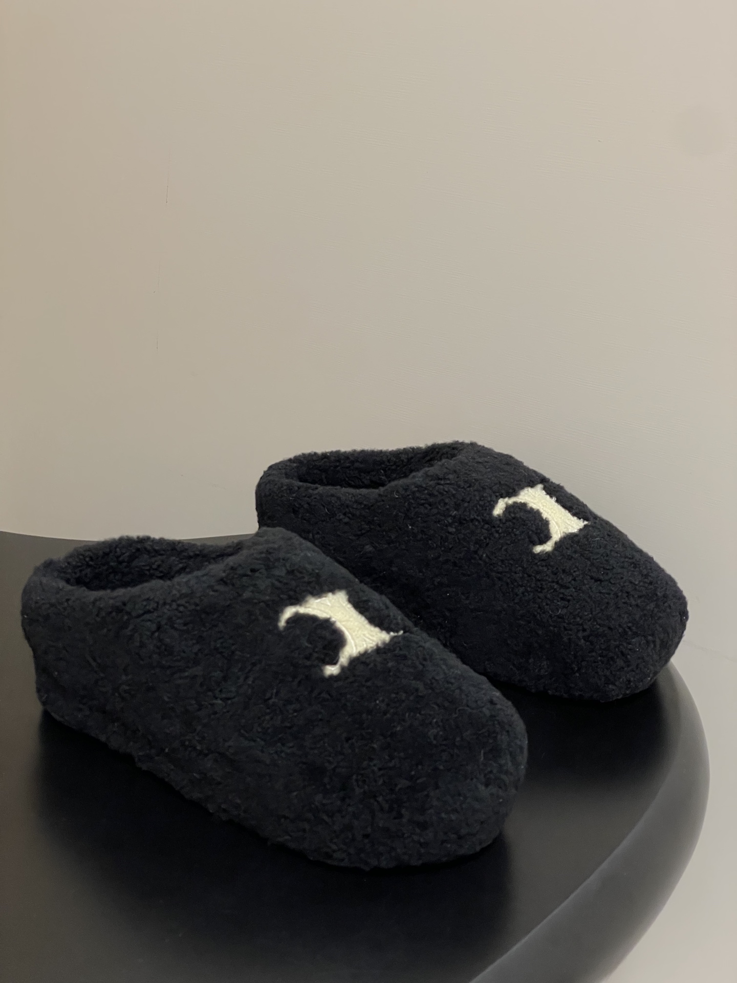 NO:488995,- Top quality 25Fw autumn and winter new style CELINE Arc de Triomphe thick-soled mules wool semi-slippers and fur shoes This pair of shoes is simply a perfect combination of fashion and comfort. When you wear it, it feels like being in the romantic streets of Paris in one second. The thick-soled design is a blessing for small girls, quietly increasing it, allowing you to instantly have a sense of long legs. Walking easily and without tiring your feet. Even if you walk for a long time, you will have no pressure. It is very warm, just like wearing a warm nest on your feet. Upper wool, inner foot pad lamb wool, original open molded rubber sole, size 35-39 (40.41 custom made without return and exchange), semi-dragged fur shoes, celine, celine, slippers19860909-顶级品质 25Fw秋冬新款 CELINE 赛琳 凯旋门厚底穆勒鞋羊毛半拖鞋毛毛鞋 这双鞋简直是时髦与舒适的完美结合 穿上它 仿佛一秒置身于浪漫的巴黎街头.厚底设计堪称小个子女生的福音,悄悄增高 让你瞬间拥有大长腿既视感.走起路来轻松不累脚 即使长时间行走也毫无压力. 保暖性十足 就像把温暖的小窝穿在了脚上. 鞋面羊毛 内里垫脚羊羔毛 鞋底原版开模橡胶大底 码数35-39（40.41定做不退换）,半拖毛毛鞋,celine,celine,slippers,Women's Shoes