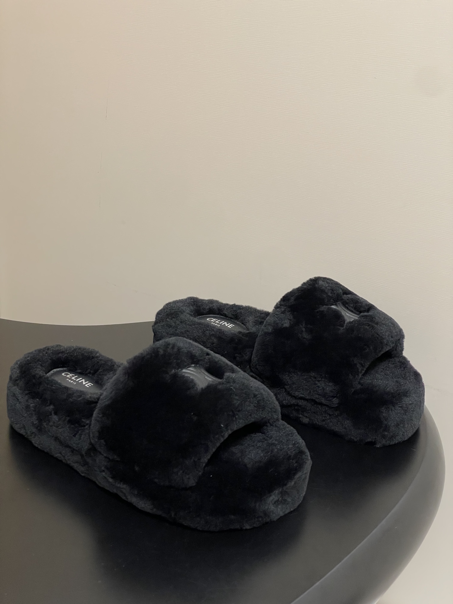 NO:488989,- Top quality 25Fw autumn and winter new CELINE Arc de Triomphe thick-soled fleece slippers wool slippers This season's Selin made me love it again!  There are too many beautiful shoes in this season. This wool drag really makes me unable to extricate myself. It's so cute~ The furry wool is made of imported A-grade wool from Europe. We are the same as the original. All of them use pure wool and there is no artificial wool at all!  Upper wool, inner foot pad wool, original open mold rubber outsole, size 35-39 (40.41 custom made without return or exchange), fur shoes, celine, celine, slippers19860909-顶级品质 25Fw秋冬新款 CELINE 赛琳 凯旋门厚底毛拖鞋一脚蹬羊毛拖鞋 这一季的赛琳又让我重新爱了它一次！ 这季节美鞋太多这款毛拖 真的是让我无法自拔真太可爱了～ 毛茸茸的羊毛是选用欧洲进口A级羊毛 我们做到与原版一致满鞋 全部采用纯羊毛一点人造毛的成分都没有！ 鞋面羊毛 内里垫脚羊毛 鞋底原版开模橡胶大底 码数35-39（40.41定做不退换）,毛毛鞋拖鞋,celine,celine,slippers,Women's Shoes