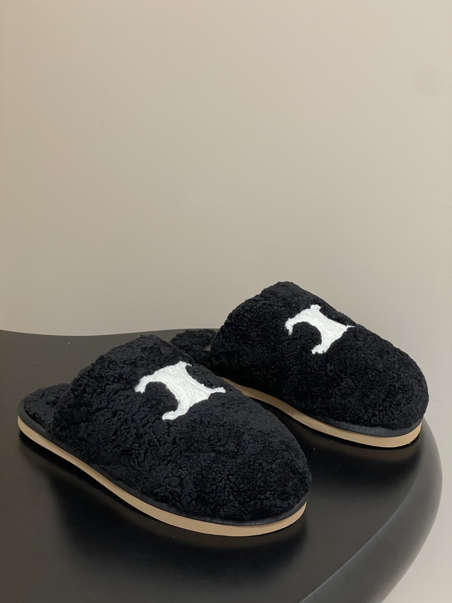 NO:488978,- Top quality 25Fw autumn and winter new CELINE Arc de Triomphe Muller wool slippers This season's Selin made me love it again!  There are too many beautiful shoes in this season. This wool drag really makes me unable to extricate myself. It's so cute~ The furry wool is made of imported A-grade wool from Europe. We are the same as the original. All of them use pure wool and there is no artificial wool at all!  Upper wool, inner foot pad wool, original open molded rubber outsole, size 35-39 (40.41 custom made without return), semi-dragged fur shoes, celine, celine, slippers19860909-顶级品质 25Fw秋冬新款 CELINE 赛琳 凯旋门穆勒毛拖鞋一脚蹬羊毛拖鞋 这一季的赛琳又让我重新爱了它一次！ 这季节美鞋太多这款毛拖 真的是让我无法自拔真太可爱了～ 毛茸茸的羊毛是选用欧洲进口A级羊毛 我们做到与原版一致满鞋 全部采用纯羊毛一点人造毛的成分都没有！ 鞋面羊毛 内里垫脚羊毛 鞋底原版开模橡胶大底 码数35-39（40.41定做不退换）,半拖毛毛鞋,celine,celine,slippers,Women's Shoes