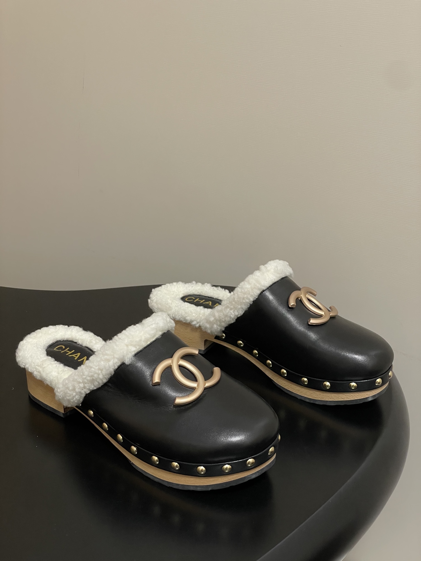 NO:489000,- New autumn and winter Chanel 25A Xiaoxiang classic double C-buckle wool slippers bag-toe thick-soled solid wood-soled muller slippers The iconic chain double C-buckle shines with its own nobleness, injecting the brand soul into the slippers, and is an self-evident symbol of identity and taste. The thick-soled design is simply a blessing for a small person!  The original 4cm open mold solid wood sole increases steadily and instantly lengthens the leg lines. You can also feel the solidity and stability brought by solid wood when walking. With the anti-slip texture, you can walk with confidence even on slippery ground. Upper cowhide, imported lamb wool, sole solid wood sole combination rubber non-slip sole, sole thickness 4cm, size 35-39 (40.41 custom made without return), semi-dragged fur shoes, chanel, slippers, cowhide19860909- 秋冬新款Chanel 25A小香经典双C扣羊毛拖鞋包头厚底实木底穆勒毛拖鞋 标志性的链条双C扣闪耀夺目,自带贵气,为拖鞋注入品牌灵魂,是身份与品味不言而喻的象征.厚底设计简直是小个子的福音！4cm的原版开模实木大底,稳稳增高 瞬间拉长腿部线条 .走路时也能感受到实木带来的扎实与稳重.加上防滑纹路,即使在湿滑地面也能放心行走. 鞋面牛皮 内里垫脚进口羊羔毛 鞋底实木底组合橡胶防滑大底 底厚4cm 码数35-39（40.41定做不退换）,半拖毛毛鞋,chanel,slippers,cowhide,Women's Shoes