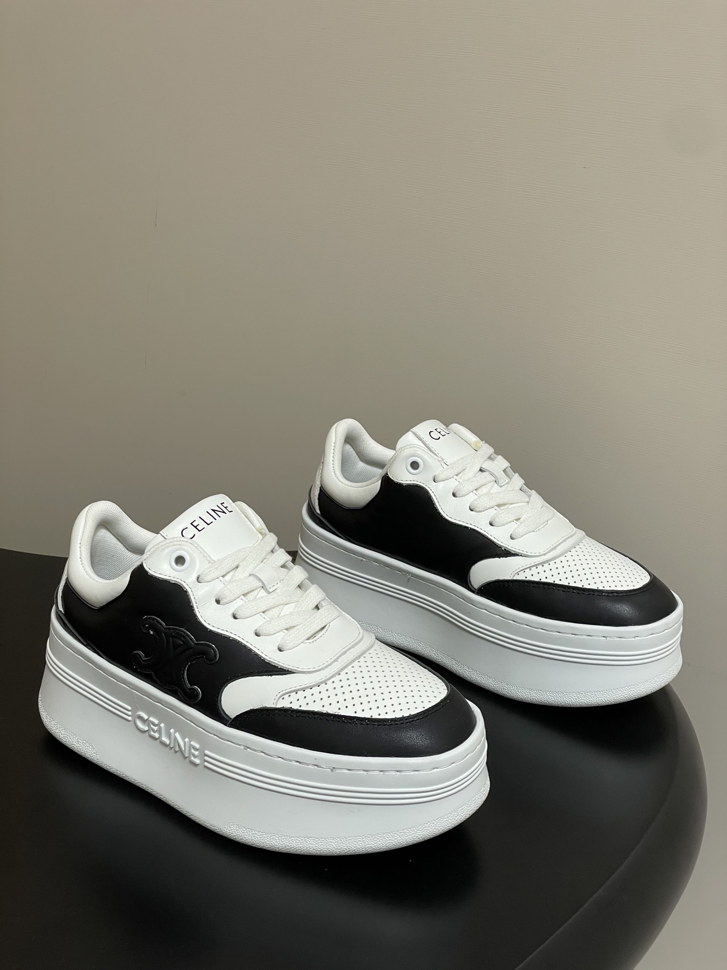 NO:490024,- Top quality Version upgrade Arc de Triomphe classic CELINE BLOCK TRIOMPHE sneakers thick-soled white shoes. The back top and side of the shoe are stamped CELINE logo thick-soled bread shoes. Arc de Triomphe logo lace-up. Simple and comfortable, clean and neat, increasing height and making legs thin. Whether worn alone or with wide-leg pants, we will be a CELINE girl in the high street and retro!  Customized cowhide upper, customized inner foot pad, breathable mesh cloth, original molded TPU rubber outsole, size 35-39 (40.41 custom made without return), casual shoes/sports shoes, celine, celine, sneakers, cowhide19860909-顶级品质 版本升级 凯旋门经典款CELINE赛琳 BLOCK TRIOMPHE运动鞋厚底小白鞋 鞋后帮和侧面压印CELINE标志厚底面包鞋 凯旋门徽标系带 简单舒服,干净利落,增高显腿细,无论是单穿还是搭配阔腿裤,高街又复古一起来做CELINE女孩！ 鞋面定制牛皮 内里垫脚定制透气网布 鞋底原版开模TPU橡胶大底 码数35-39（40.41定做不退换）,休闲鞋/运动鞋,celine,celine,sneakers,cowhide,Women's Shoes