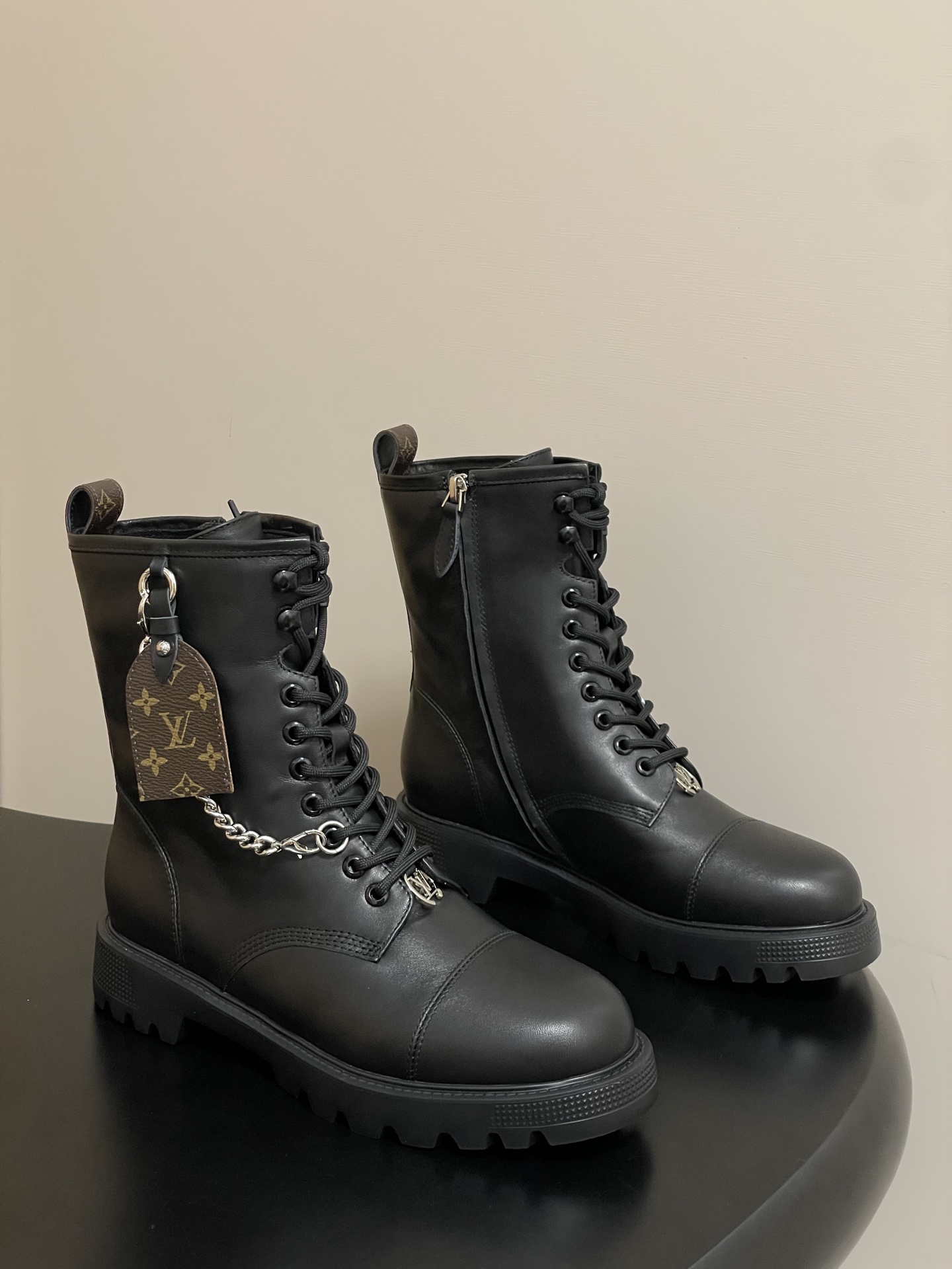 NO:492556,- 25Fw autumn and winter new Louis vuitton LV DISTRICT RANGER ankle boots chain old-fashioned pendant boots lace-up thick sole side zipper Martin boots This District Ranger ankle boots carry military inspiration and Louis Vuitton travel heritage, embellishing soft cowhide upper with metal chains and luggage tag-shaped hanging decoration made of Monogram canvas. The EVA outsole has fine embossed patterns, thick and light. Upper cowhide/presbyterian leather inner foot pad sheepskin sole open mold combination rubber outsole size 35-39 (40.41.42 custom-made non-return), boots, louis vuitton, louis vuitton, louis vuitton, boots, cowhide, sheepskin19860909- 25Fw秋冬新款Louis vuitton LV DISTRICT RANGER 及踝靴 链条老花吊坠短靴系带厚底侧拉链马丁靴 本款District Ranger及踝靴承载军旅灵感和路易威登的旅行传承,为舒软牛皮革鞋面点缀金属链条和Monogram帆布制成的行李牌形状挂饰.EVA 外底拥有细致凸纹,厚实而不失轻盈. 鞋面牛皮/老花皮 内里垫脚羊皮 鞋底开模组合橡胶大底 码数35-39（40.41.42定做不退换）,靴子,louis vuitton,louis vuitton,louis vuitton,boots,cowhide,sheepskin,Women's Shoes