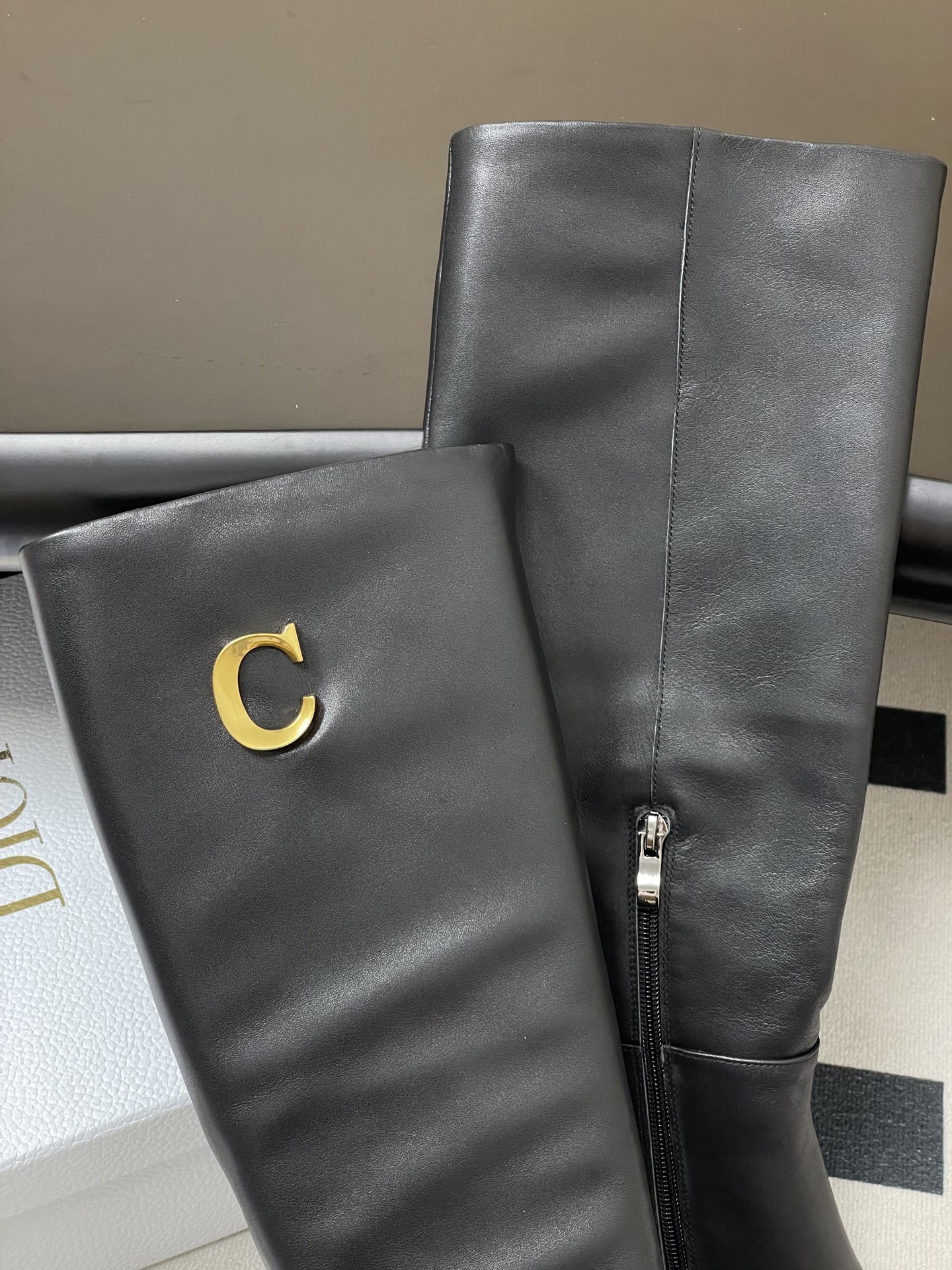 25Ss秋冬新款Dior 迪奥D-Art 带跟靴子系列金属字母跟及踝靴松紧粗跟短靴CD弹力高靴骑士直筒靴 这款 D-Ar 25Ss秋冬新款Dior 迪奥D-Art 带跟靴子系列金属字母跟及踝靴松紧粗跟短靴CD弹力高靴骑士直筒靴 这款 D-Ar