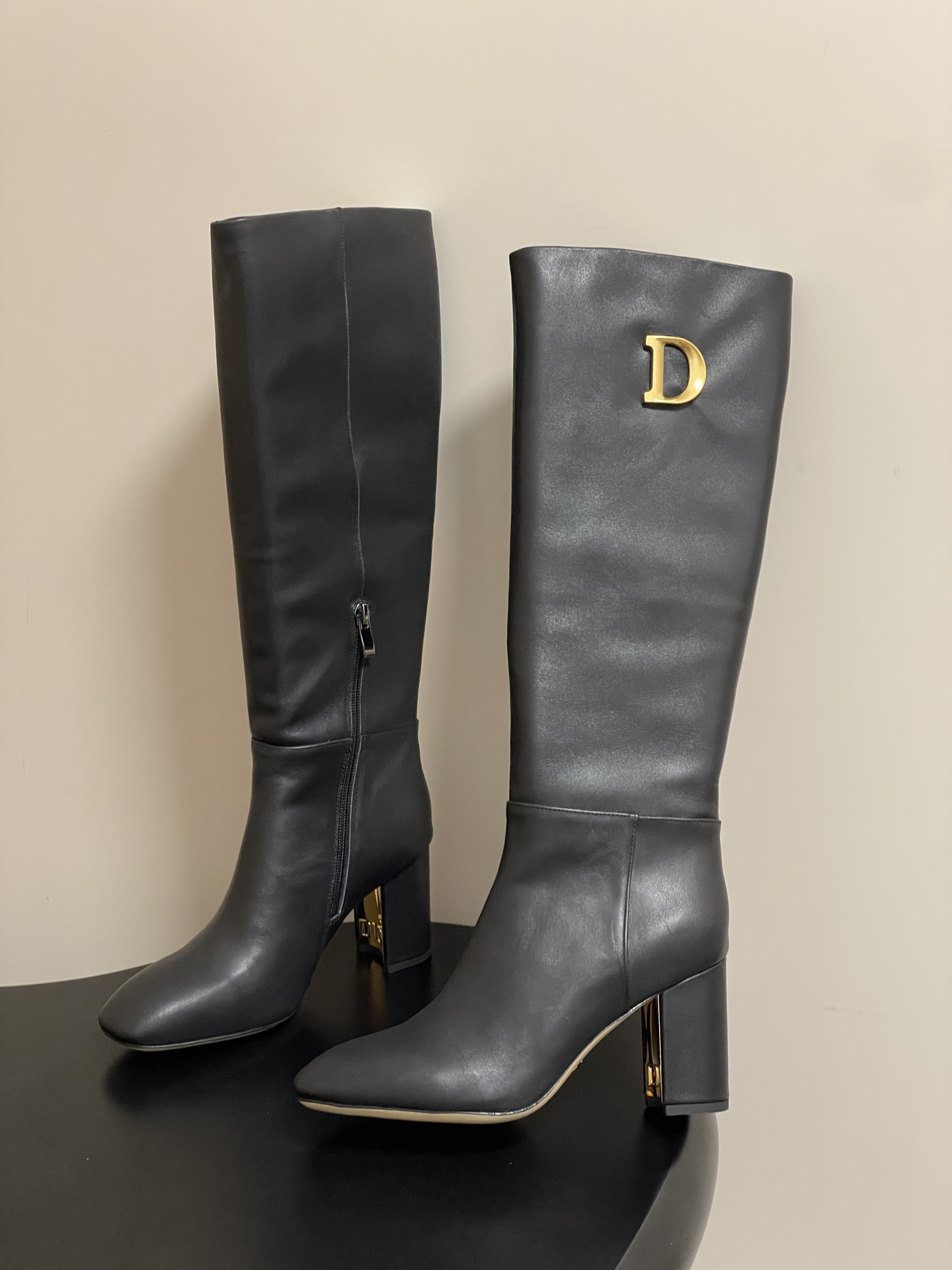 25Ss秋冬新款Dior 迪奥D-Art 带跟靴子系列金属字母跟及踝靴松紧粗跟短靴CD弹力高靴骑士直筒靴 这款 D-Ar 25Ss秋冬新款Dior 迪奥D-Art 带跟靴子系列金属字母跟及踝靴松紧粗跟短靴CD弹力高靴骑士直筒靴 这款 D-Ar