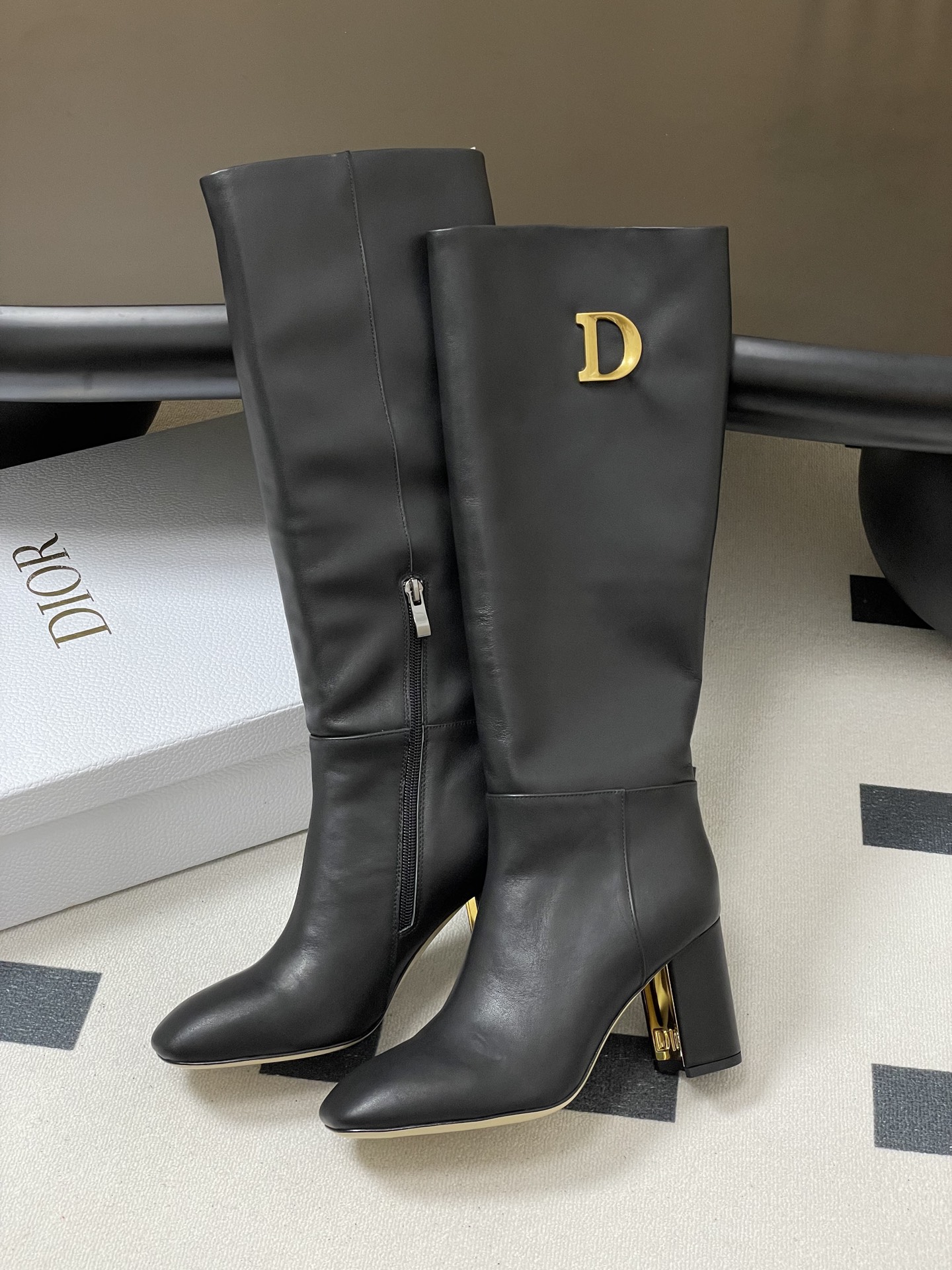 25Ss秋冬新款Dior 迪奥D-Art 带跟靴子系列金属字母跟及踝靴松紧粗跟短靴CD弹力高靴骑士直筒靴 这款 D-Ar 25Ss秋冬新款Dior 迪奥D-Art 带跟靴子系列金属字母跟及踝靴松紧粗跟短靴CD弹力高靴骑士直筒靴 这款 D-Ar