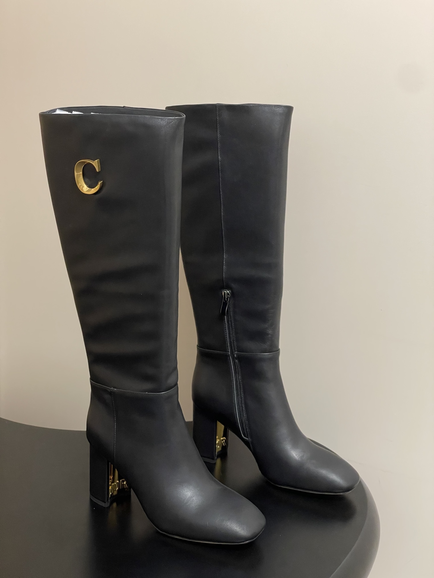 NO:559019,- 25Ss new autumn and winter Dior Dior D-Art heel boots series metal letter heel ankle boots elastic thick heel short boots CD elastic high boots knight straight boots this D-Art  The heeled ankle boots are a new product in the 2025 Autumn and Winter ready-to-wear series. The unique silhouette highlights the haute couture style. Black suede sheepskin upper, with elastic stitching on the side, 8cm thick leather heel and a vintage gold-finish metal plaque embellished with Dior embossed logo. Fashionable square toe, elegant and comfortable style, can add the finishing touch to various looks this season. Upper calfskin/sheep leather, lining sheepskin, heel height 8cm  Sole Italian leather outsole   Size 35-39 (34.40.41.42.43 customized, non-refundable), boots, dior, dior, boots, cowhide, sheepskin, sheep, Leather soles19860909- 25Ss秋冬新款Dior 迪奥D-Art 带跟靴子系列金属字母跟及踝靴松紧粗跟短靴CD弹力高靴骑士直筒靴 这款 D-Art 带跟及踝靴是二零二五秋冬成衣系列新品,富有个性的廓形彰显高订风范.黑色绒面羊皮革鞋面,搭配侧面弹力拼接,8厘米皮革粗跟搭配点缀以Dior压花标志的复古金色饰面金属饰牌.时尚方形鞋头,款式优雅舒适,可为本季各式造型增添点睛之笔. 鞋面小牛皮/羊猄皮 内里垫脚羊皮 跟高8cm 鞋底意大利真皮大底 码数35-39（34.40.41.42.43定做不退换）,靴子,dior,dior,boots,cowhide,sheepskin,sheep,Leather soles,Women's Shoes