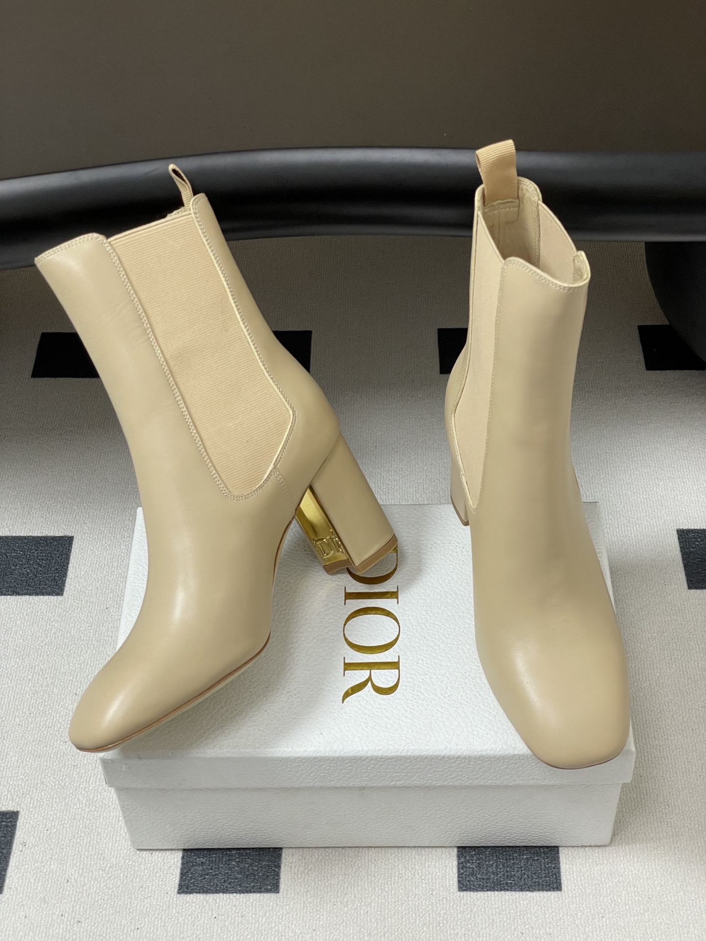 25Ss秋冬新款Dior 迪奥D-Art 带跟靴子系列金属字母跟及踝靴松紧粗跟短靴CD弹力高靴骑士直筒靴 这款 D-Ar 25Ss秋冬新款Dior 迪奥D-Art 带跟靴子系列金属字母跟及踝靴松紧粗跟短靴CD弹力高靴骑士直筒靴 这款 D-Ar