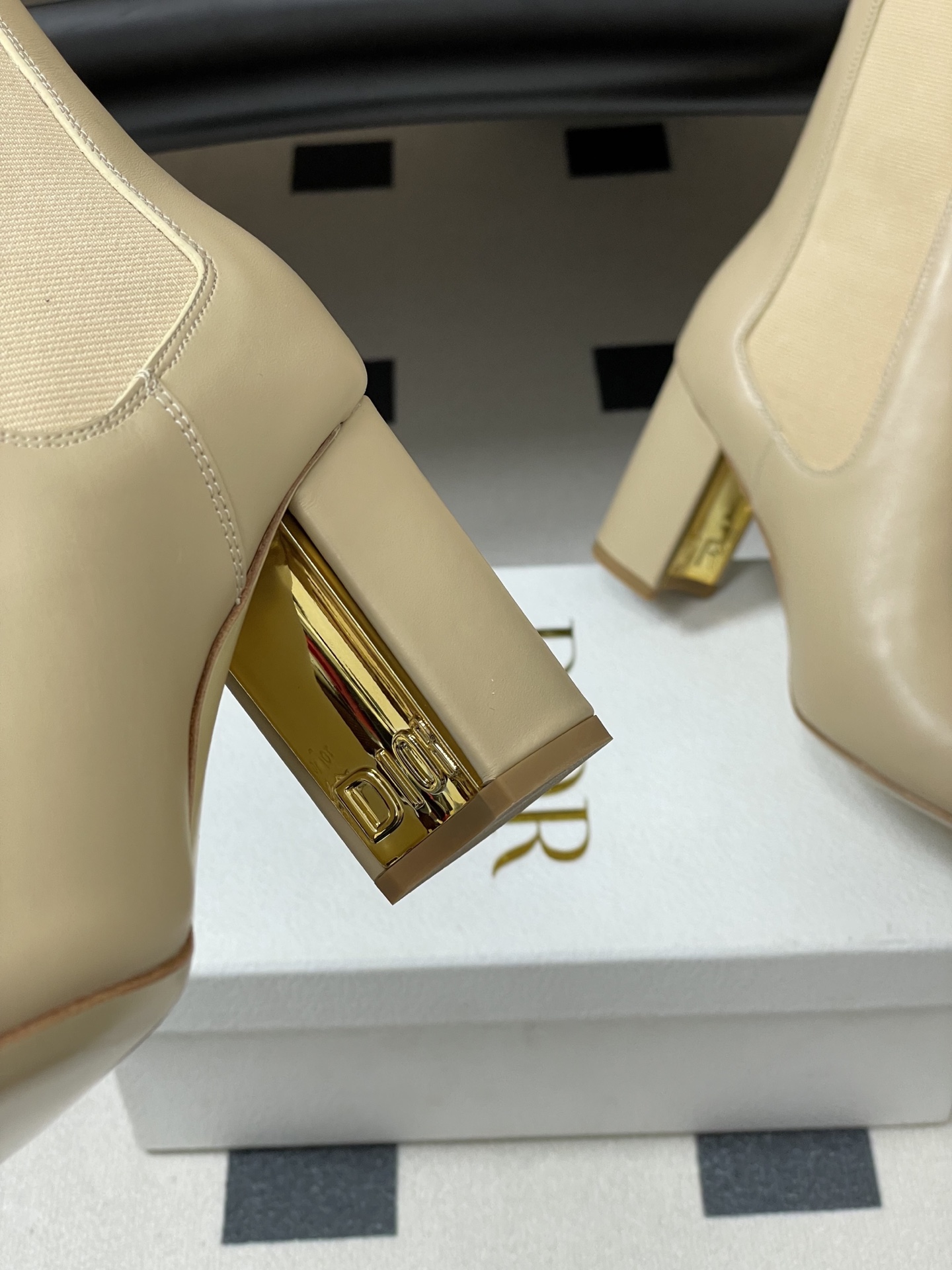 25Ss秋冬新款Dior 迪奥D-Art 带跟靴子系列金属字母跟及踝靴松紧粗跟短靴CD弹力高靴骑士直筒靴 这款 D-Ar 25Ss秋冬新款Dior 迪奥D-Art 带跟靴子系列金属字母跟及踝靴松紧粗跟短靴CD弹力高靴骑士直筒靴 这款 D-Ar