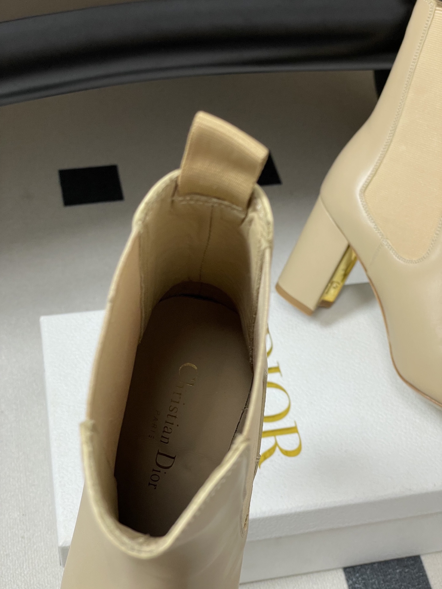 25Ss秋冬新款Dior 迪奥D-Art 带跟靴子系列金属字母跟及踝靴松紧粗跟短靴CD弹力高靴骑士直筒靴 这款 D-Ar 25Ss秋冬新款Dior 迪奥D-Art 带跟靴子系列金属字母跟及踝靴松紧粗跟短靴CD弹力高靴骑士直筒靴 这款 D-Ar