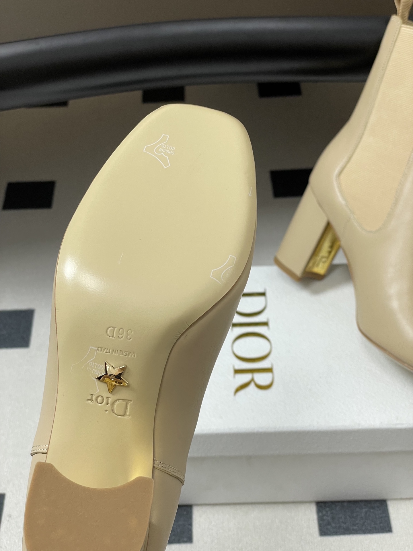 25Ss秋冬新款Dior 迪奥D-Art 带跟靴子系列金属字母跟及踝靴松紧粗跟短靴CD弹力高靴骑士直筒靴 这款 D-Ar 25Ss秋冬新款Dior 迪奥D-Art 带跟靴子系列金属字母跟及踝靴松紧粗跟短靴CD弹力高靴骑士直筒靴 这款 D-Ar