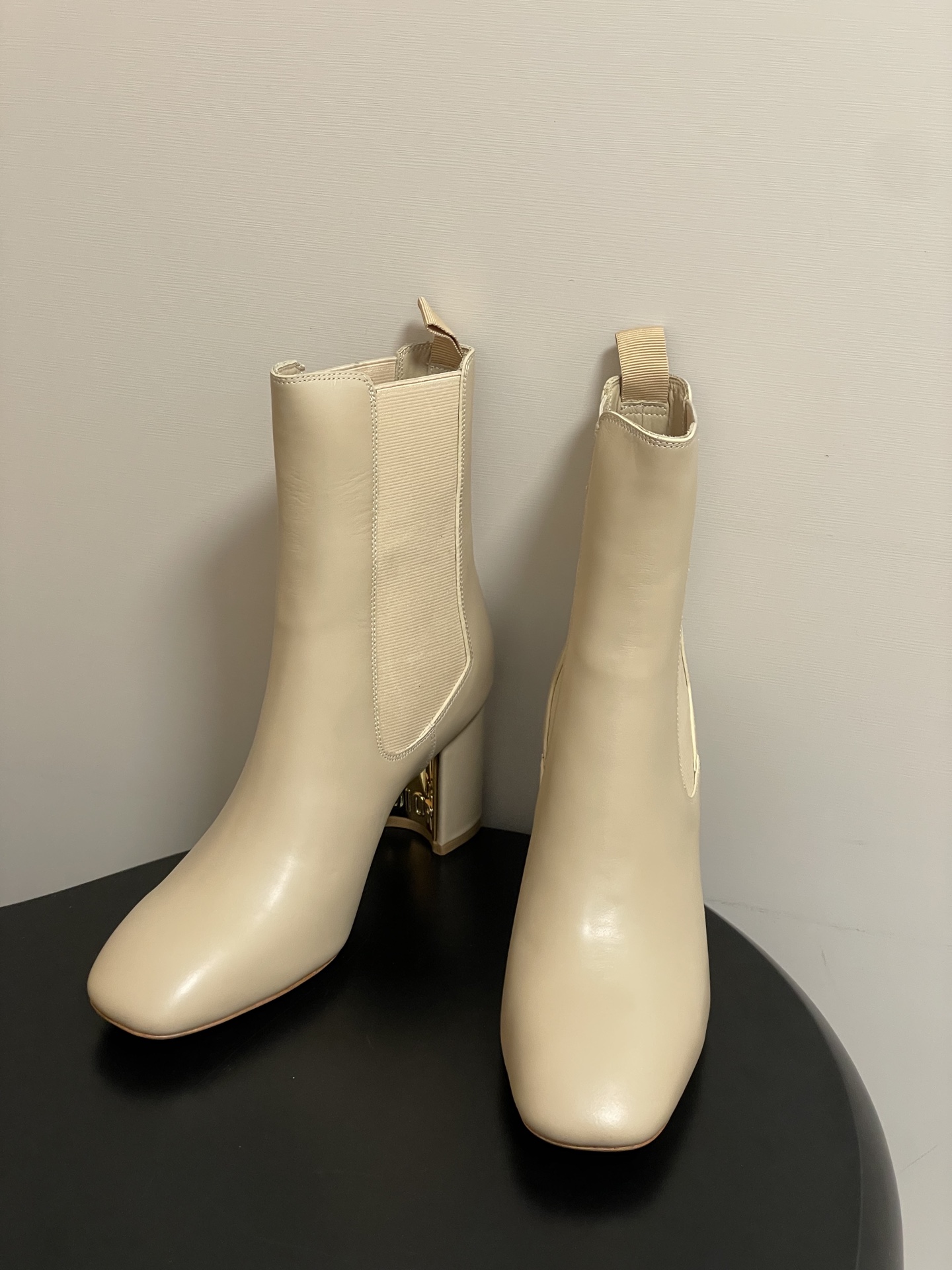 25Ss秋冬新款Dior 迪奥D-Art 带跟靴子系列金属字母跟及踝靴松紧粗跟短靴CD弹力高靴骑士直筒靴 这款 D-Ar 25Ss秋冬新款Dior 迪奥D-Art 带跟靴子系列金属字母跟及踝靴松紧粗跟短靴CD弹力高靴骑士直筒靴 这款 D-Ar