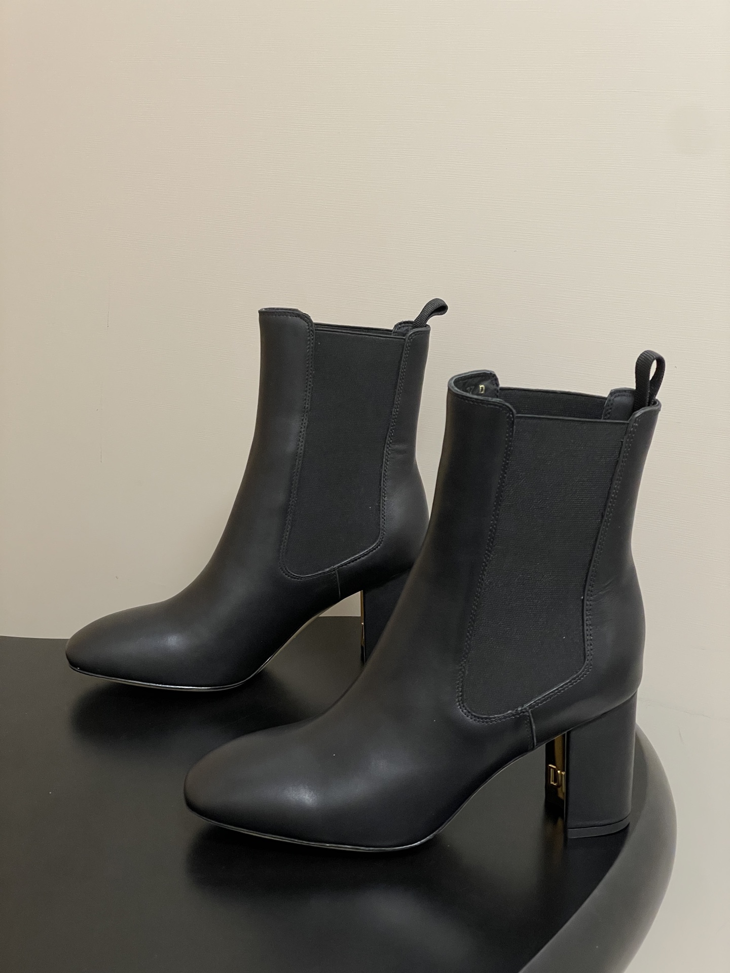 25Ss秋冬新款Dior 迪奥D-Art 带跟靴子系列金属字母跟及踝靴松紧粗跟短靴CD弹力高靴骑士直筒靴 这款 D-Ar 25Ss秋冬新款Dior 迪奥D-Art 带跟靴子系列金属字母跟及踝靴松紧粗跟短靴CD弹力高靴骑士直筒靴 这款 D-Ar
