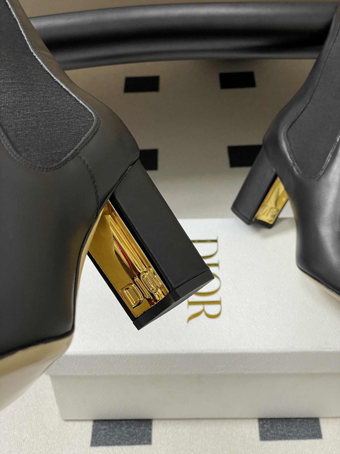 25Ss秋冬新款Dior 迪奥D-Art 带跟靴子系列金属字母跟及踝靴松紧粗跟短靴CD弹力高靴骑士直筒靴 这款 D-Ar 25Ss秋冬新款Dior 迪奥D-Art 带跟靴子系列金属字母跟及踝靴松紧粗跟短靴CD弹力高靴骑士直筒靴 这款 D-Ar