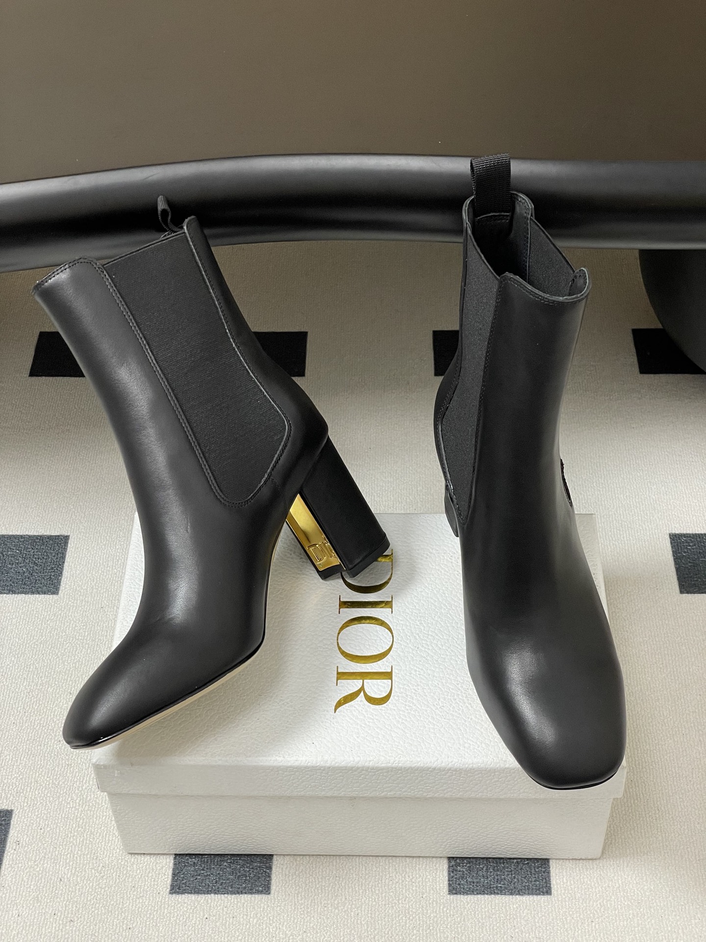 25Ss秋冬新款Dior 迪奥D-Art 带跟靴子系列金属字母跟及踝靴松紧粗跟短靴CD弹力高靴骑士直筒靴 这款 D-Ar 25Ss秋冬新款Dior 迪奥D-Art 带跟靴子系列金属字母跟及踝靴松紧粗跟短靴CD弹力高靴骑士直筒靴 这款 D-Ar