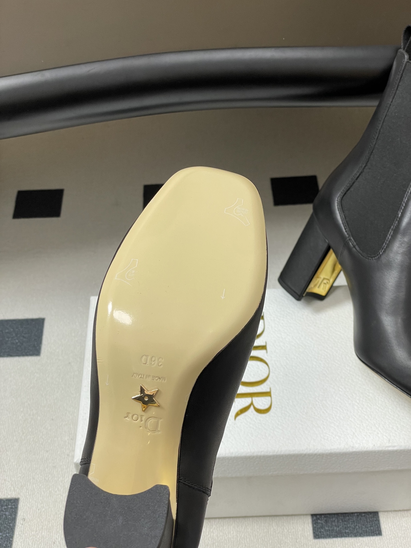 25Ss秋冬新款Dior 迪奥D-Art 带跟靴子系列金属字母跟及踝靴松紧粗跟短靴CD弹力高靴骑士直筒靴 这款 D-Ar 25Ss秋冬新款Dior 迪奥D-Art 带跟靴子系列金属字母跟及踝靴松紧粗跟短靴CD弹力高靴骑士直筒靴 这款 D-Ar