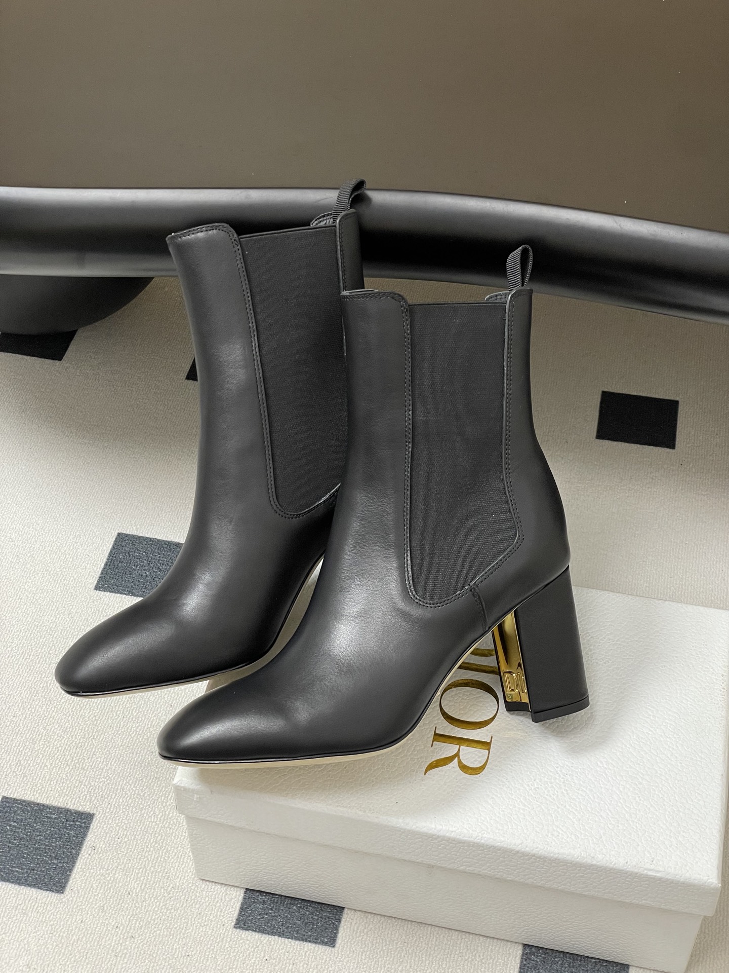 25Ss秋冬新款Dior 迪奥D-Art 带跟靴子系列金属字母跟及踝靴松紧粗跟短靴CD弹力高靴骑士直筒靴 这款 D-Ar 25Ss秋冬新款Dior 迪奥D-Art 带跟靴子系列金属字母跟及踝靴松紧粗跟短靴CD弹力高靴骑士直筒靴 这款 D-Ar