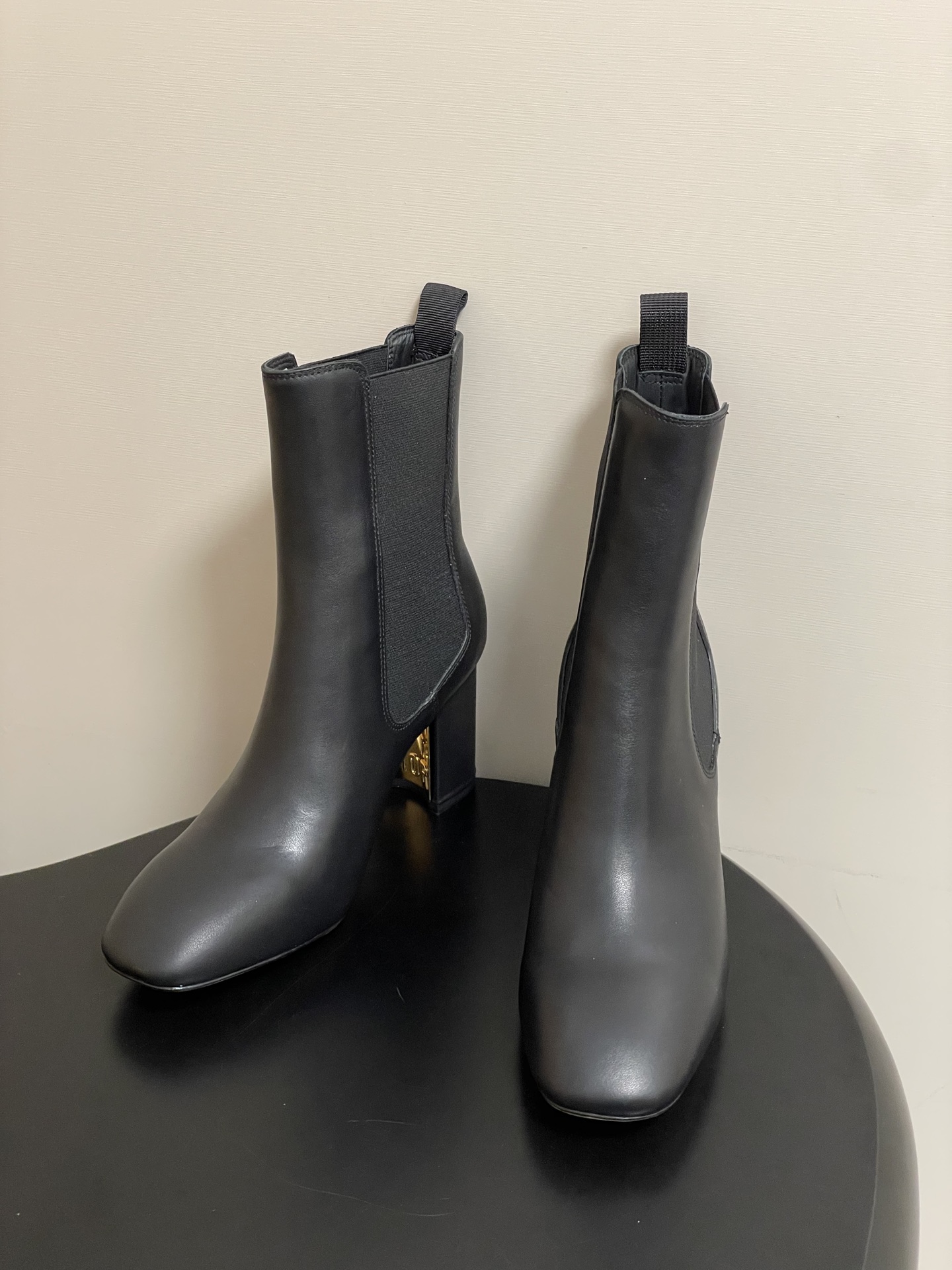 25Ss秋冬新款Dior 迪奥D-Art 带跟靴子系列金属字母跟及踝靴松紧粗跟短靴CD弹力高靴骑士直筒靴 这款 D-Ar 25Ss秋冬新款Dior 迪奥D-Art 带跟靴子系列金属字母跟及踝靴松紧粗跟短靴CD弹力高靴骑士直筒靴 这款 D-Ar