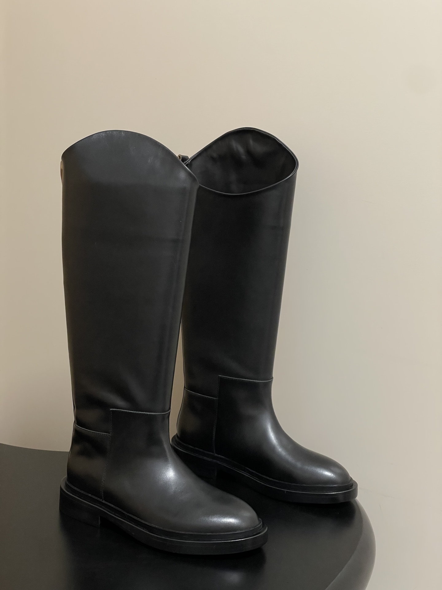NO:534534,- Top quality 25Fw autumn and winter classic JIL SANDER Super hot classic slanted knight boots!  The classics of thousands of years are out of date!  Simple and elegant style!  The upper body is invincible to modify the leg shape!  The knight boots that cut the slant boots are really handsome!  !  The legs look straight, thin and straight!  !  It is also very friendly for those with not straight legs and thick legs. There is no need to say more about matching~~ A versatile artifact!  Undefeated money for thousands of years!  Upper calf leather inner foot padded calf leather sole leather edge strip/Italian thickened leather outsole Size 35-39 (40 custom made without return or exchange), boots, jil sander, jil sander, boots, cowhide, Leather soles19860909-顶级品质 25Fw秋冬经典款 JIL SANDER 吉尔桑达超火经典斜口骑士长靴！万年经典不过时！简约大气款！ 上身无敌修饰腿型！斜切靴筒的骑士靴,真的帅bao了！！上脚巨显腿直,又瘦又直！！对于腿不直腿粗的也非常友好～搭配上更是不用多说啦～~百搭神器！万年不败款！ 鞋面小牛皮 内里垫脚牛皮 鞋底真皮沿条/意大利加厚真皮大底 码数35-39（40定做不退换）,靴子,jil sander,jil sander,boots,cowhide,Leather soles,Women's Shoes
