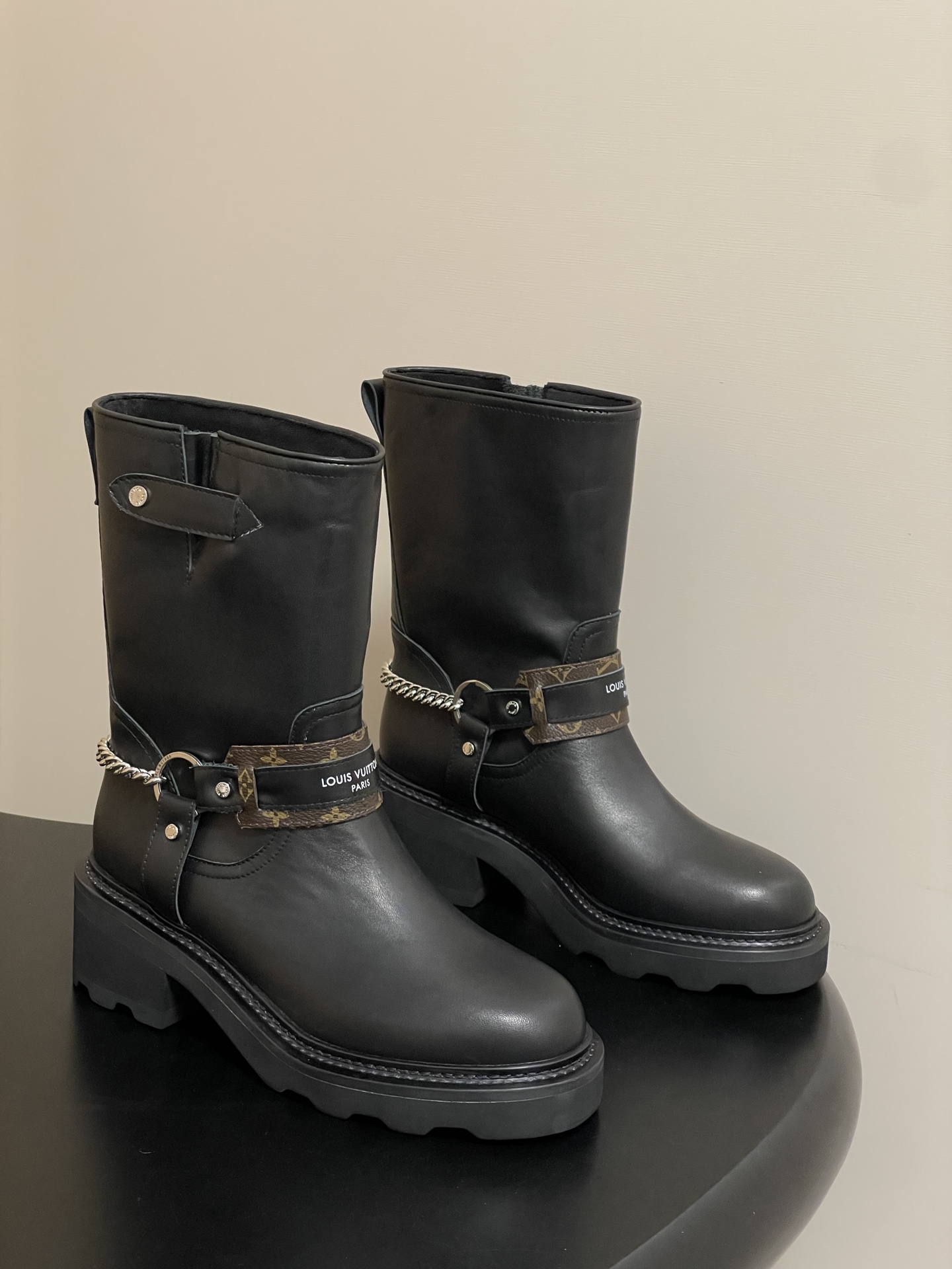 NO:535569,- 25Fw autumn and winter new Louis vuitton LV chain short boots with presbyop leather color-blocked thick sole high heel Chelsea short boots This LV Beaubourg Chelsea ankle boots are spliced ​​with smooth cowhide leather and Monogram canvas, returning to the trendy vision with a casual style. The miniature outsole is thick without losing its light texture, and the contrasting stitching around the edges injects a sole exquisite atmosphere into the classic design. Upper cowhide/presbyterian leather inner foot pad sheepskin sole open mold combination rubber outsole size 35-39 (40.41 custom made without return), boots, louis vuitton, louis vuitton, boots, cowhide, sheepskin19860909- 25Fw秋冬新款Louis vuitton LV 链条短筒靴一脚蹬老花皮拼色厚底高跟切尔西短靴 本款 LV Beaubourg切尔西及踝靴拼接光滑牛皮革和Monogram帆布,以率性风姿回归潮流视野.凸纹微型外底厚实而不失轻盈质感,环绕沿条的撞色缝线为经典设计注入考究气息. 鞋面牛皮/老花皮 内里垫脚羊皮 鞋底开模组合橡胶大底 码数35-39（40.41定做不退换）,靴子,louis vuitton,louis vuitton,boots,cowhide,sheepskin,Women's Shoes