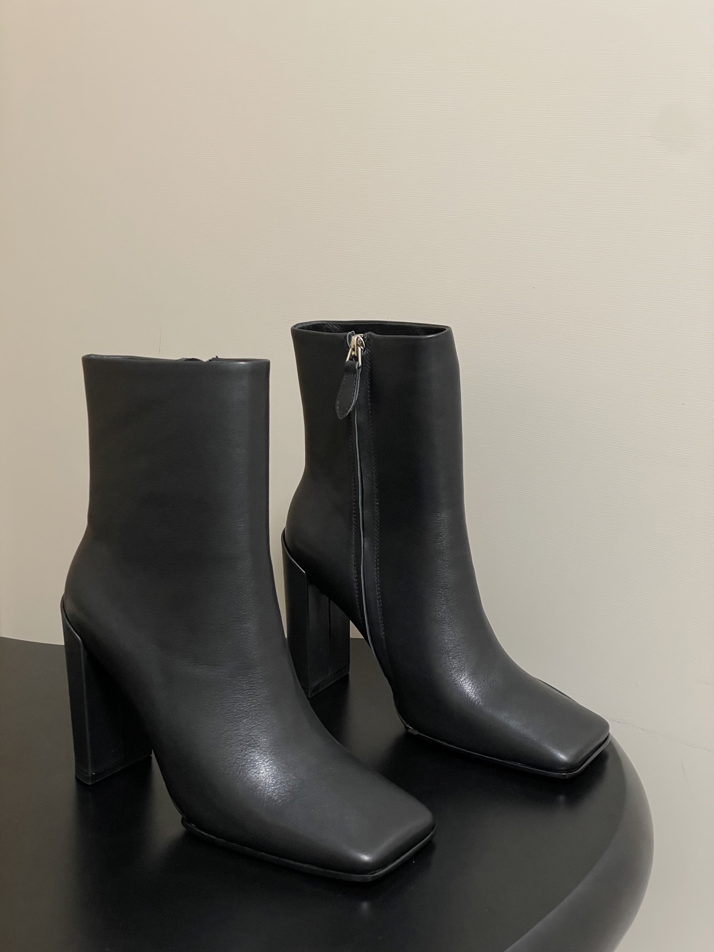 NO:536311,- 2025 autumn and winter new ALAIA minimalist style, stylish side zipper thick heel square toe boots, high heels and ankle boots. Fashion experts are looking for a pair of short boots that can balance comfort and style. This pair is undoubtedly the best answer to this season!  The classic square toe design breaks the cramps of traditional lasts, giving the toes a space for free to stretch, adding a touch of toughness and elegance to the overall shape. Whether paired with skirts or trousers, it can easily improve fashion. The thick heel design is a masterpiece. The height is just right, which not only adds a sense of uprightness to the figure, but also ensures stability and comfort when walking. It is not easy to wear it for a long time. Whether it is traveling through bustling urban streets or rushing to important business occasions, it can become your most capable fashion partner. In terms of outfits, this pair of short boots is a 'universal match'. Paired with simple straight jeans is a casual American style. Combined with knitted dresses, it is a gentle and elegant French style. It can easily control various occasions and become the finishing touch of autumn and winter outfits. Calfskin upper, inner footbed sheepskin, sole Italian leather outsole, heel height is about 10cm  Number of codes 35-39 (40.41.42 custom made without return), boots, alaia, boots, skirts, jeans, cowhide, sheepskin, Leather soles19860909- 2025秋冬新款 ALAIA阿莱亚 极简风时髦精侧拉链粗跟方头短靴高跟及踝靴 时尚达人都在寻觅一双能兼顾舒适与风格的短靴 而这双无疑是这个季节的最佳答案！ 经典方头设计打破传统楦型的局促 给予脚趾自由舒展的空间,为整体造型增添了一抹硬朗与精致 无论搭配裙装还是裤装 都能轻松提升时尚度 .粗跟的设计堪称神来之笔 高度恰到好处 既为身姿增添挺拔感 又确保行走时的稳健与舒适,即使长时间穿着也不易疲惫 无论是穿梭在熙熙攘攘的都市街道 还是奔赴重要的商务场合 它都能成为你最得力的时尚伙伴 在穿搭上 这双短靴堪称“万能搭子” 搭配简约的直筒牛仔裤 就是休闲的美式风格 与针织连衣裙组合 则是温柔优雅的法式风情 轻松驾驭各种场合 成为秋冬穿搭的点睛之笔. 鞋面小牛皮 内里垫脚羊皮 鞋底意大利真皮大底 跟高约10cm 码数35-39（40.41.42定做不退换）,靴子,alaia,boots,skirts,jeans,cowhide,sheepskin,Leather soles,Women's Shoes