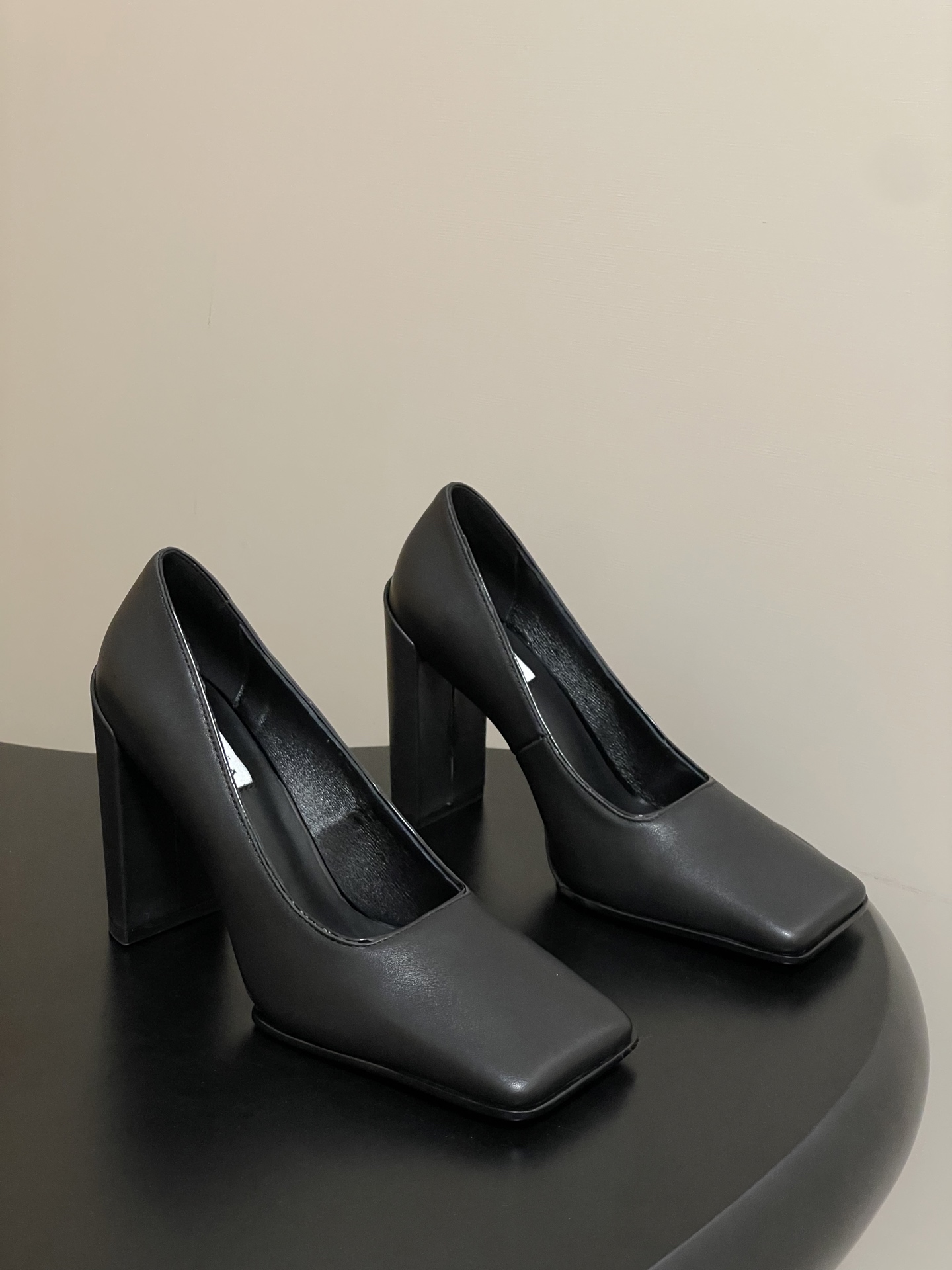 NO:536293,- Belt box 20 order notes (default regular box) 2025 early autumn new ALAIA minimalist style, stylish square-toe single shoes, high heel hollow sandals, fashion experts are looking for a pair of short boots that can balance comfort and style, and this pair is undoubtedly the best answer to this season!  The classic square toe design breaks the cramps of traditional lasts, giving the toes a space for free to stretch, adding a touch of toughness and elegance to the overall shape. Whether paired with skirts or trousers, it can easily improve fashion. The thick heel design is a masterpiece. The height is just right, which not only adds a sense of uprightness to the figure, but also ensures stability and comfort when walking. It is not easy to wear it for a long time. Whether it is traveling through bustling urban streets or rushing to important business occasions, it can become your most capable fashion partner. In terms of outfits, this pair of short boots is a 'universal match'. Paired with simple straight jeans is a casual American style. Combined with knitted dresses, it is a gentle and elegant French style. It can easily control various occasions and become the finishing touch of autumn and winter outfits. Upper calfskin/horse hair, inner foot pad sheepskin, soles Italian leather sole  Heel height is about 10cm, size 35-39 (40.41.42 custom made without return), high heels, alaia, sandals, boots, high heels, skirts, jeans, cowhide, sheepskin, Leather soles19860909-皮带盒20下单备注（默认普通盒） 2025早秋新款 ALAIA阿莱亚 极简风时髦精粗跟方头单鞋高跟中空凉鞋 时尚达人都在寻觅一双能兼顾舒适与风格的短靴 而这双无疑是这个季节的最佳答案！ 经典方头设计打破传统楦型的局促 给予脚趾自由舒展的空间,为整体造型增添了一抹硬朗与精致 无论搭配裙装还是裤装 都能轻松提升时尚度 .粗跟的设计堪称神来之笔 高度恰到好处 既为身姿增添挺拔感 又确保行走时的稳健与舒适,即使长时间穿着也不易疲惫 无论是穿梭在熙熙攘攘的都市街道 还是奔赴重要的商务场合 它都能成为你最得力的时尚伙伴 在穿搭上 这双短靴堪称“万能搭子” 搭配简约的直筒牛仔裤 就是休闲的美式风格 与针织连衣裙组合 则是温柔优雅的法式风情 轻松驾驭各种场合 成为秋冬穿搭的点睛之笔. 鞋面小牛皮/马毛 内里垫脚羊皮 鞋底意大利真皮大底 跟高约10cm 码数35-39（40.41.42定做不退换）,高跟鞋单鞋,alaia,sandals,boots,high heels,skirts,jeans,cowhide,sheepskin,Leather soles,Women's Shoes