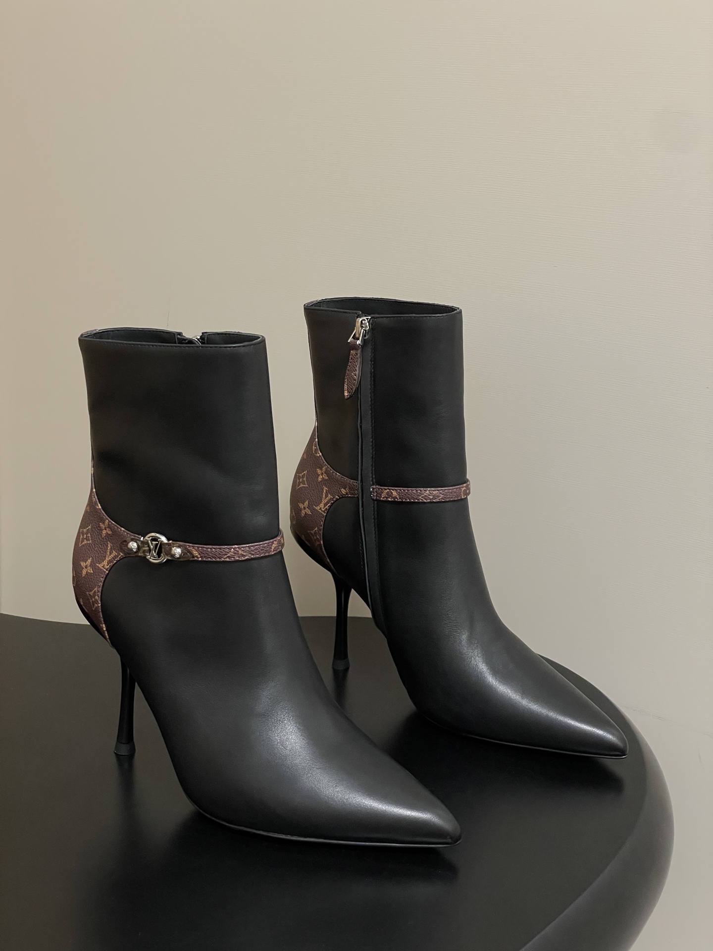 NO:535564,- 25ss early autumn new Louis vuitton Lv LEGACY ankle boots pointed toe high heel boots side zippered presbyop belt boots This Legacy ankle boots are made of smooth cowhide leather, paired with Monogram canvas straps that look like the brand's traditional hard box handle, greeting Louis Vuitton's travel heritage. Inscription metal studs finish the tip of pointed toe high heel silhouette. Upper calfskin/presbyterian leather inner foot pad sheepskin sole Italian leather outsole heel height 9.5cm size 35-39 (40.41.42 custom made without return), boots, louis vuitton, louis vuitton, louis vuitton, boots, cowhide, sheepskin, Leather soles19860909- 25ss早秋新款Louis vuitton Lv LEGACY 及踝靴尖头高跟短靴侧拉链老花皮带短靴 本款 Legacy 及踝靴取材光滑牛皮革,搭配宛若品牌传统硬箱手柄的 Monogram 帆布饰带,致意路易威登的旅行传承.铭纹金属饰钉点睛尖头高跟廓形. 鞋面小牛皮/老花皮 内里垫脚羊皮 鞋底意大利真皮大底 跟高9.5cm 码数35-39（40.41.42定做不退换）,靴子,louis vuitton,louis vuitton,louis vuitton,boots,cowhide,sheepskin,Leather soles,Women's Shoes