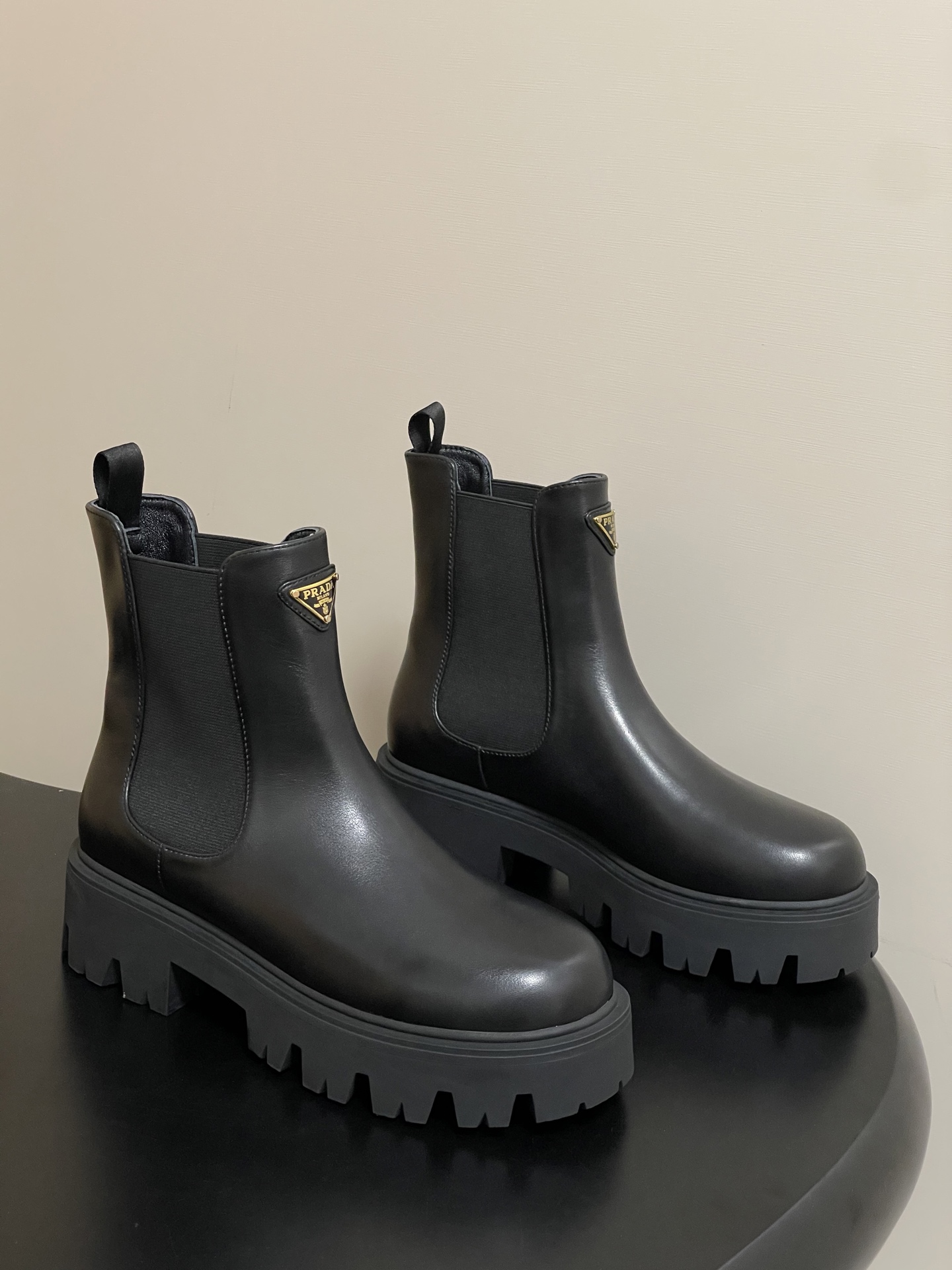 NO:536324,- Prada 25Fw latest thick sole short boots Celebrity Chelsea boots Triangle buckle with a pedal thick sole and a motorcycle-style elastic short boots Combined with modern elements, this style of boots with a variety of styles. Glossy cowhide leather highlights the shoe lines, matches with a thick sole, and is decorated with the iconic enameled triangle metal logo. This shoe is equipped with a distinct round toe, and the rubber thick sole injects a modern look into the classic loafers, and the enameled triangle metal logo embellishes the brand style. The retro shiny leather used for exquisite shoes is reinterpreted by the Prada series to create a modern mix and match design. Upper cowhide inner foot pad sheepskin sole original open mold filling process TPU outsole sole 5cm thick  Code 35-39 (40.41 custom made without return), boots, prada, prada, loafers, boots, cowhide, sheepskin19860909- Prada 普拉达 25Fw最新厚底短筒靴 明星同款切尔西靴三角标扣一脚蹬厚底增高机车风松紧带短靴 经典线条与现代元素相结合,定义了此款风格多样的短靴.亮面牛皮革突显鞋履线条,搭配厚实鞋底,并饰以标志性的涂珐琅三角形金属徽标. 这款鞋履配有鲜明的圆形鞋头,橡胶厚底为经典乐福鞋注入现代外观,涂珐琅三角形金属徽标装饰彰显品牌格调.惯用于精美鞋履的复古亮面皮革经Prada系列重释,打造别具现代气息的混搭设计. 鞋面牛皮 内里垫脚羊皮 鞋底原版开模灌注工艺TPU大底 底厚5cm 码数35-39（40.41定做不退换）,靴子,prada,prada,loafers,boots,cowhide,sheepskin,Women's Shoes