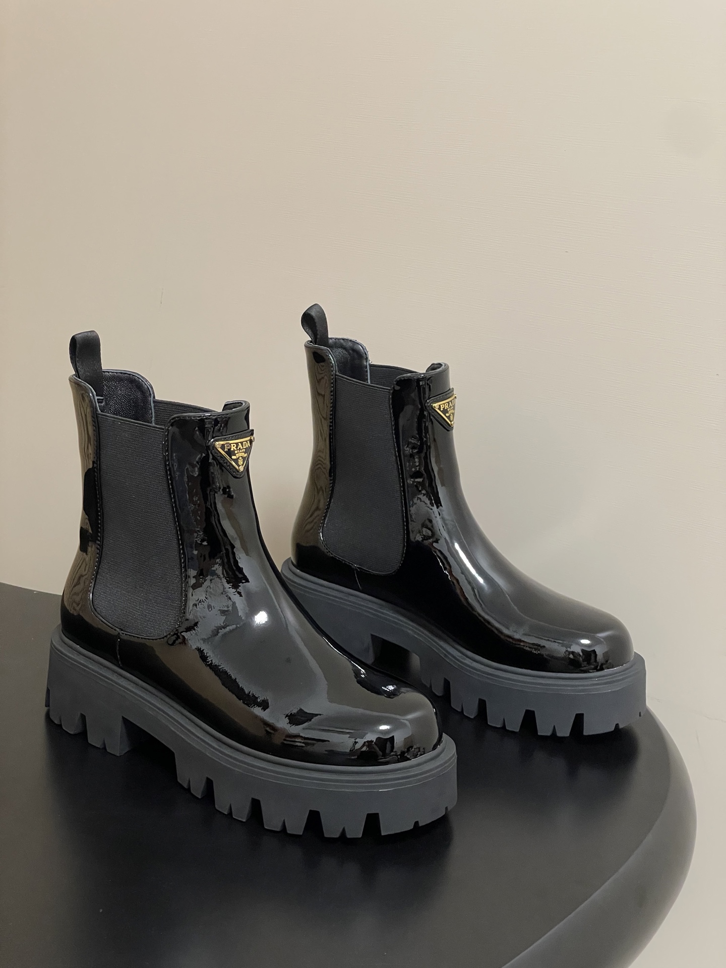 NO:536328,- Prada 25Fw latest thick sole short boots Celebrity same style triangle buckle thick sole heightened motorcycle style elastic short boots. Classic lines combined with modern elements define this style of short boots. Glossy cowhide leather highlights the shoe lines, matches with thick sole, and is decorated with the iconic enameled triangle metal logo. This shoe is equipped with a distinct round toe, and the rubber thick sole injects a modern look into the classic loafers, and the enameled triangle metal logo embellishes the brand style. The retro shiny leather used for exquisite shoes is reinterpreted by the Prada series to create a modern mix and match design. Upper cowhide inner foot pad sheepskin sole original open mold filling process TPU outsole sole 5cm thick  Code 35-39 (40.41 custom made without return), boots, prada, prada, loafers, boots, cowhide, sheepskin19860909- Prada 普拉达 25Fw最新厚底短筒靴 明星同款三角标扣一脚蹬厚底增高机车风松紧带短靴 经典线条与现代元素相结合,定义了此款风格多样的短靴.亮面牛皮革突显鞋履线条,搭配厚实鞋底,并饰以标志性的涂珐琅三角形金属徽标. 这款鞋履配有鲜明的圆形鞋头,橡胶厚底为经典乐福鞋注入现代外观,涂珐琅三角形金属徽标装饰彰显品牌格调.惯用于精美鞋履的复古亮面皮革经Prada系列重释,打造别具现代气息的混搭设计. 鞋面牛皮 内里垫脚羊皮 鞋底原版开模灌注工艺TPU大底 底厚5cm 码数35-39（40.41定做不退换）,靴子,prada,prada,loafers,boots,cowhide,sheepskin,Women's Shoes