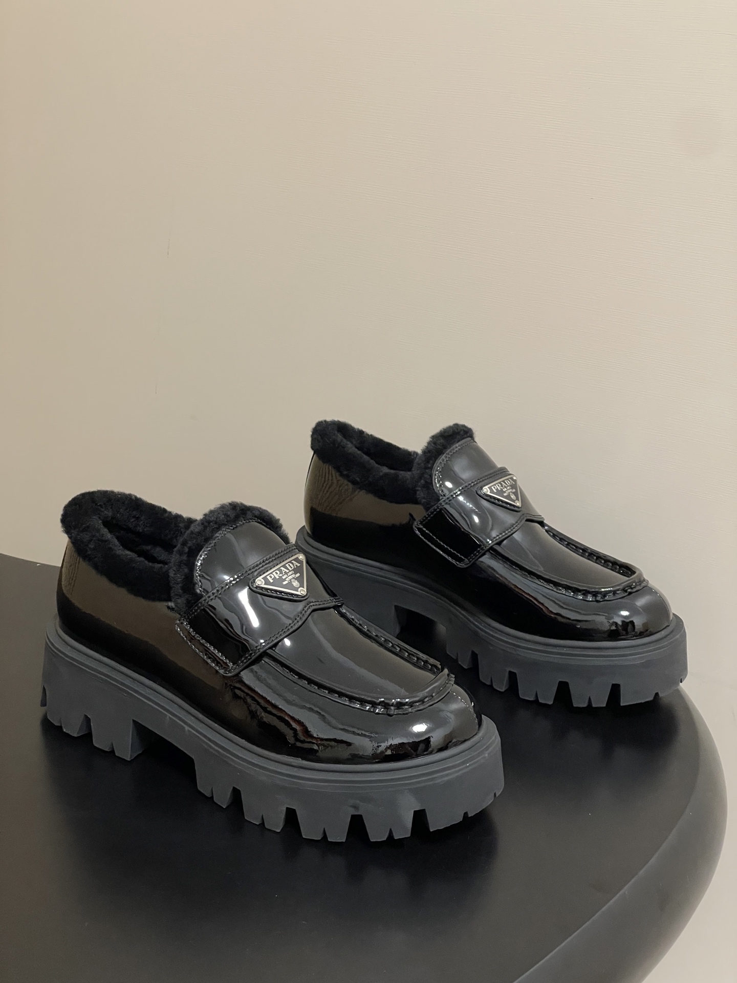 NO:536319,- Prada 25Fw latest thick sole wool loafers Celebrity same style triangle buckle thick sole heightened small leather shoes Loafers Tank shoes Derby shoes This shoe is equipped with a distinct round toe, the rubber thick sole injects a modern look into the classic loafers, and the enameled triangle metal logo embellishes the brand style. The retro shiny leather used for exquisite shoes is re-interpreted by the Prada series to create a modern mix and match design. Upper open-edge bead cowhide/beef patent leather/suede inner foot mattress wool sole original open mold TPU outsole sole 5cm thick sole size 35-39 (40 custom made without return or exchange), loafers, prada, prada, loafers, cowhide, chamois leather19860909- Prada 普拉达 25Fw最新厚底羊毛乐福鞋 明星同款三角标扣厚底增高小皮鞋乐福鞋坦克鞋德比鞋 这款鞋履配有鲜明的圆形鞋头,橡胶厚底为经典乐福鞋注入现代外观,涂珐琅三角形金属徽标装饰彰显品牌格调.惯用于精美鞋履的复古亮面皮革经Prada系列重释,打造别具现代气息的混搭设计. 鞋面开边珠牛皮/牛漆皮/麂皮 内里垫脚羊毛 鞋底原版开模TPU大底 底厚5cm 码数35-39（40定做不退换）,乐福鞋,prada,prada,loafers,cowhide,chamois leather,Women's Shoes