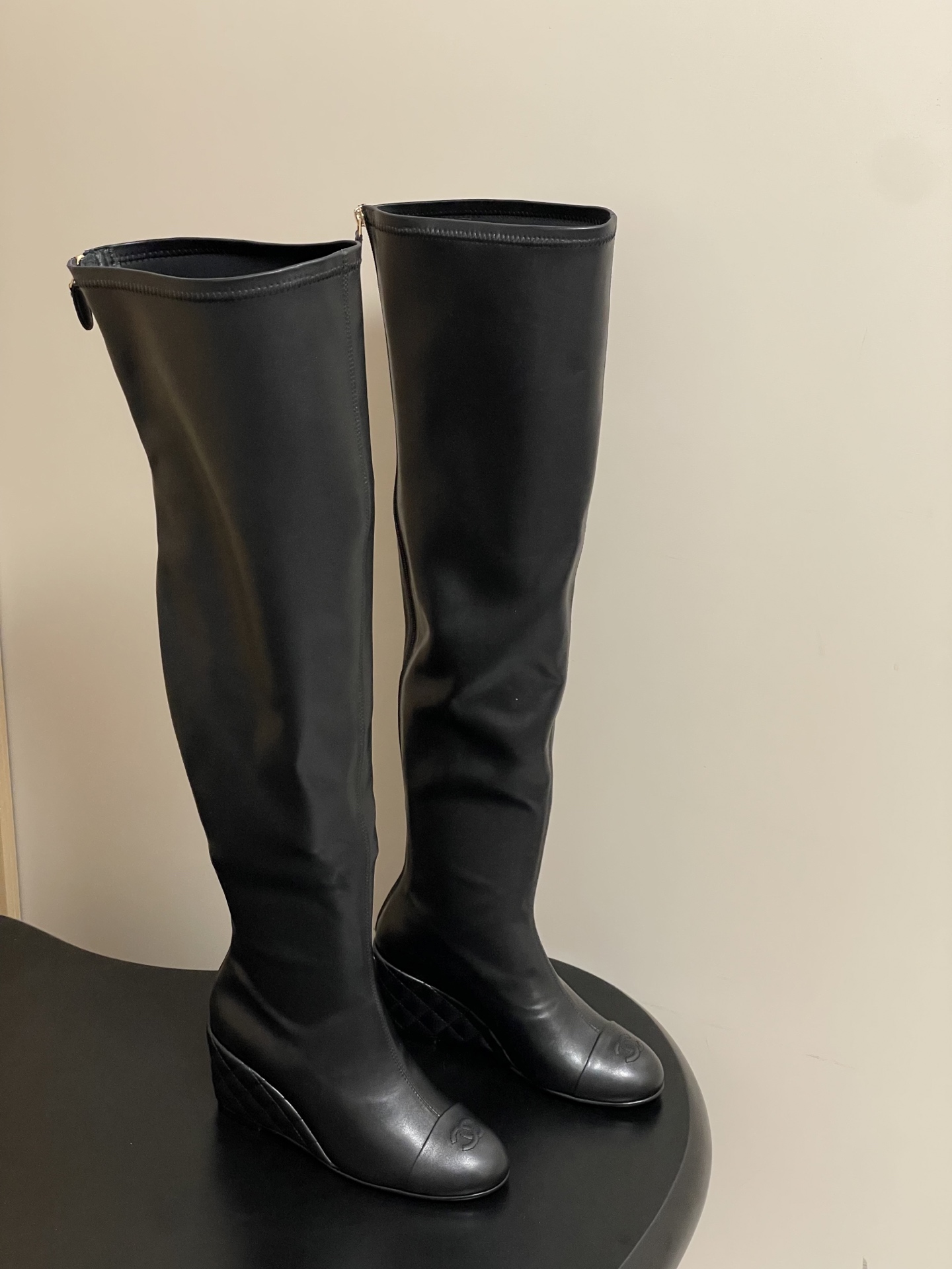 NO:535532,Middle boots - long boots - Chanel Xiaoxiang 25A autumn and winter new double C diamond wedge stretch boots over-knee boots. The iconic electric embroidered double C logo shines low-key, not only a symbol of identity, but also a unique fashion attitude. The elastic material is cleverly spliced ​​to fit the leg curve, ensuring freedom of movement and adding a bit of randomness and agility. The wedge design is exquisite and the height is just right, which not only provides steady support, but also lengthens the leg lines to easily create a visual effect of long legs!  15 inches/22 inches upper custom elastic leather inner foot pad fits elastic lycra/sheel skin sole Italian leather outsole heel height 7.5cm size 35-39 (40.41 custom made without return), boots, chanel, boots, sheepskin, Leather soles19860909中靴-长靴- Chanel 小香25A 秋冬新款双C菱格坡跟弹力靴过膝长靴后拉链长靴 鞋头标志性电绣双C标志低调闪耀,不仅是身份象征 更彰显着独特的时尚态度.弹力材质巧妙拼接 贴合腿部曲线,既保证活动自如 又增添几分随性灵动.坡跟设计精妙 高度恰到好处既提供稳健支撑 又能拉长腿部线条轻松打造大长腿视觉效果！ 筒高15寸/22寸 鞋面定制弹力皮 内里垫脚贴合弹力莱卡/羊皮 鞋底意大利真皮大底 跟高7.5cm 码数35-39（40.41定做不退换）,靴子,chanel,boots,sheepskin,Leather soles,Women's Shoes