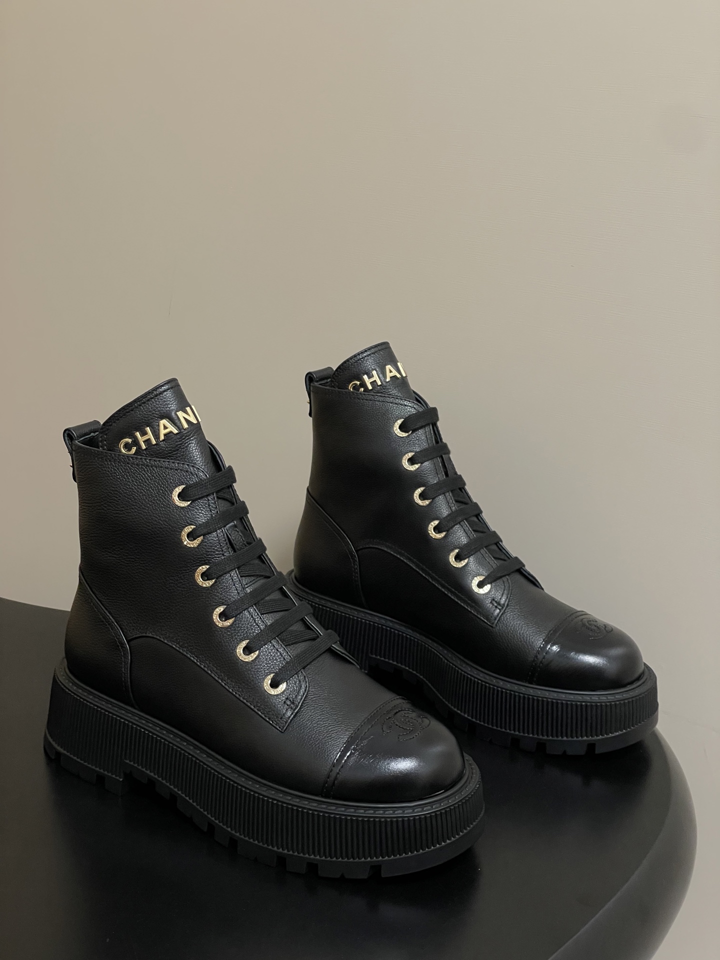 NO:535537,- Top quality New autumn and winter Chanel Xiaoxiang classic thick-soled lace-up Martin boots, sponge cake bottom letter buckle motorcycle boots Xiaoxiang thick-soled Martin boots, although there are thousands of styles of Martin boots, when it comes to elegance, you have to look at Xiaoxiang!  The noble and elegant style of his own style is the most impressive!  Xiaoxiang's new autumn and winter 'battle boots' are also very popular at present. Xiaoxiang's simplicity and elegant tone are really no resistance. It is not only the charm of the luxury brand, but also because of the elegant aura emitted from behind the outfit, which is the most charming and moving!  Upper cowhide, inner foot pad mixed breed sheepskin, sole open mold rubber sole, heel height 5cm, size 35-39 (40 custom made, no return or exchange), boots, chanel, boots, cowhide, sheepskin19860909-顶级品质 秋冬新款 Chanel 小香经典款厚底系带马丁靴松糕底字母扣机车短靴 小香厚底马丁靴,马丁靴的风格虽说有千万种 但要谈到优雅那还得看小香！自成一派的高贵 优雅范 最戳女人心！ 小香的秋冬新品“战靴” 目前也是火的不得了 对于小香的简洁 优雅的调性 实在是没有什么抵抗力 不仅仅是大奢品牌的魅力感染 更是因为穿搭上身后散发的那种雅致的气场,最为迷人心动！ 鞋面牛皮 内里垫脚混种羊皮 鞋底开模橡胶大底 跟高5cm 码数35-39（40定做不退换）,靴子,chanel,boots,cowhide,sheepskin,Women's Shoes