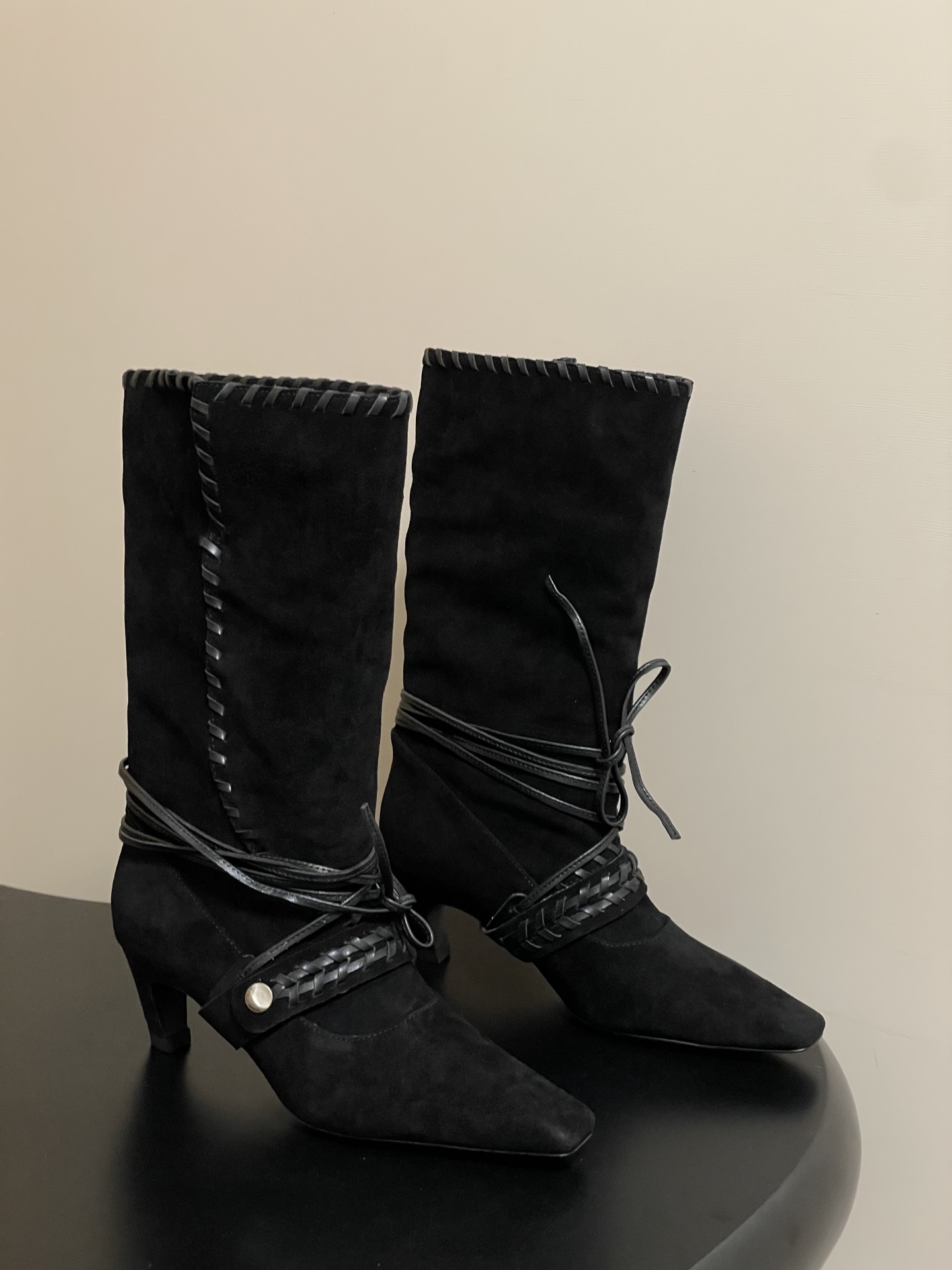 NO:535584,- Cello Sonata 25ss autumn and winter new small square toe high heel straight mid boots short boots retro nomadic style short boots nomadic style retro suede woven mid boots, understand the retro fashion, pointed toe leather + strap design, extremely soft and delicate matching with the same color woven strips, with a sense of mysterious story, curled boots hidden tricks, a whole retro heroine's aura 'king-hit item' in autumn and winter outfit, whoever wears is the darling of the fashion circle, high mercerized ox leather upper, Italian leather soles, heel height 6cm, size 35-39 (40.41 custom made without return), boots, boots, chamois leather, Leather soles19860909- Cello Sonata 25ss秋冬新品小方头高跟直筒中靴短靴复古游牧风短靴 游牧风复古麂皮编织中靴 把复古时髦玩明白了 尖头皮质+绑带设计 极致柔软细腻搭配同色系编织条带 自带神秘故事感 卷边靴筒藏小心机 一整个复古大女主气场秋冬穿搭“王炸单品” 谁穿谁是时尚圈宠儿 鞋面高丝光牛猄皮 鞋底意大利真皮大底 跟高6cm 码数35-39（40.41定做不退换）,靴子,boots,chamois leather,Leather soles,Women's Shoes