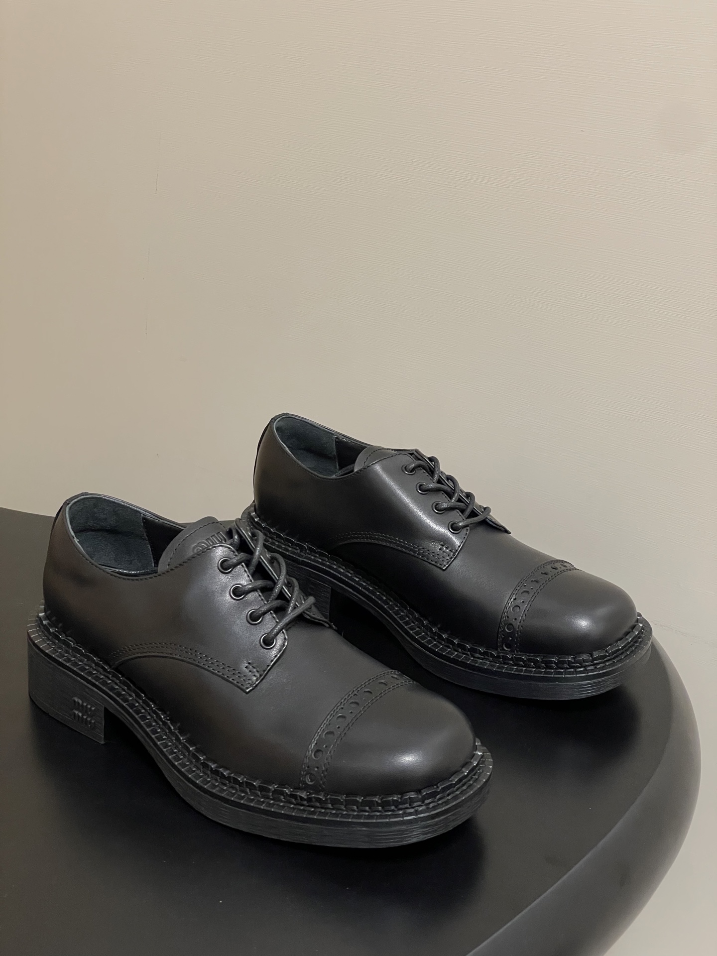 NO:535509,- Top quality (with high-end aircraft box) 25ss autumn and winter new Miu Miu Miu Retro lace-up loafers Brock old-fashioned thick-soled single shoes British style derby shoes Oil wax leather is also very suitable for autumn, small British style, straps used for old German training, and the detailed design stands out among the many loafers. The overall shoe shape is smooth and delicate, not heavy at all, and the feel of feet is quite good. When you go out casually, miu miu's brown lace-up loafers are very suitable. Paired with jeans, it is casual and fashionable. The small details of the shoelaces add a bit of unruly to the overall look. Walking on the street, you are the focus of trends!  Upper polished calfskin, inner foot padding sheepskin, genuine leather edge strips/original open mold TPU rubber sole, size 35-39 (40.41 custom made without return or exchange), loafers, miumiu, loafers, jeans, cowhide, sheepskin19860909-顶级品质（配高档飞机盒） 25ss秋冬新款Miu Miu 缪缪 复古系带乐福鞋布洛克老钱风厚底单鞋英伦风德比鞋 油蜡皮也是和秋天非常搭,小小英伦风,绑带做旧款德训上脚很舒服,细节的设计在一众乐福鞋中脱颖而出 整体鞋型圆滑秀气,一点也不笨重,脚感相当好 休闲出街时,miu miu的棕色系带乐福鞋就很合适.与牛仔裤搭配,随性又不失时尚感.鞋带的小细节,为整体造型增添几分不羁,漫步街头,你就是潮流焦点！ 鞋面擦色小牛皮 内里垫脚羊皮 鞋底真皮沿条/原版开模TPU橡胶大底 码数35-39（40.41定做不退换）,乐福鞋,miumiu,loafers,jeans,cowhide,sheepskin,Women's Shoes