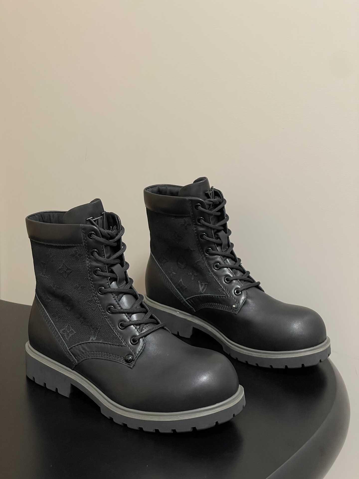 NO:535574,- 25Ss early autumn new Louis vuiteeon LV BUBBLE lace-up shoes couples thick-soled small leather shoes presbyterian leather chessboard martin boots LV Bubble lace-up shoes are made of smooth cowhide leather, cleverly interpreting the Japanese workwear aesthetics delivered by Pharrell Williams and Nigo at the 2025 autumn and winter show. The complex and symmetrical upper is dotted with contrasting stitching and Monogram floral-shaped eyelets, and the leather rear loop embossed with Louis Vuitton logo. The leather back loop design of the Louis Vuitton logo is embossed. The upper is presbyterian/cowhide inner footsteps cowhide sole original molded TPU rubber outsole heel height 3.5cm size 35-39 (40 custom made no return or exchange) men 39-44 (45.46 custom made no return or exchange), boots, louis  vuitton,louis vuitton,louis vuitton,boots,cowhide19860909- 25Ss早秋新款Louis vuiteeon LV BUBBLE 系带鞋情侣款厚底小皮鞋老花皮棋盘格马丁靴 LV Bubble 系带鞋取材光滑牛皮革,巧妙诠释Pharrell Williams和 Nigo于2025 秋冬秀场传递的日式工装美学.繁复对称的鞋面点缀撞色缝线和Monogram花卉形状孔眼,压印路易威登标识的皮革后袢致意皮具系列设计. 鞋面老花皮/牛皮 内里垫脚牛皮 鞋底原版开模TPU橡胶大底 跟高3.5cm 码数女35-39（40定做不退换） 男39-44（45.46定做不退换）,靴子,louis vuitton,louis vuitton,louis vuitton,boots,cowhide,Women's Shoes